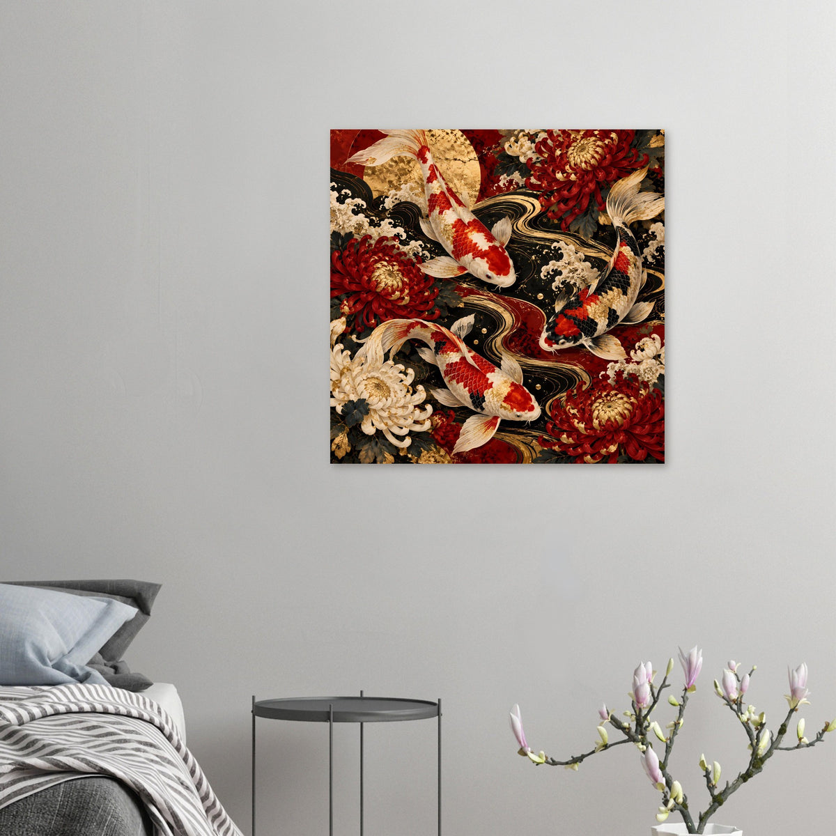 Kleines Poster mit Koi-Karpfen und goldrotem Blumenmotiv, mittiger Bildausschnitt