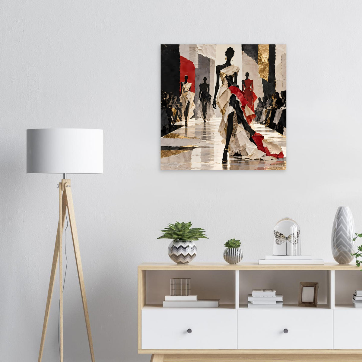 Gerahmtes Mode-Runway-Kunstposter mit Laufsteg-Silhouetten in Schwarz, Rot und Gold