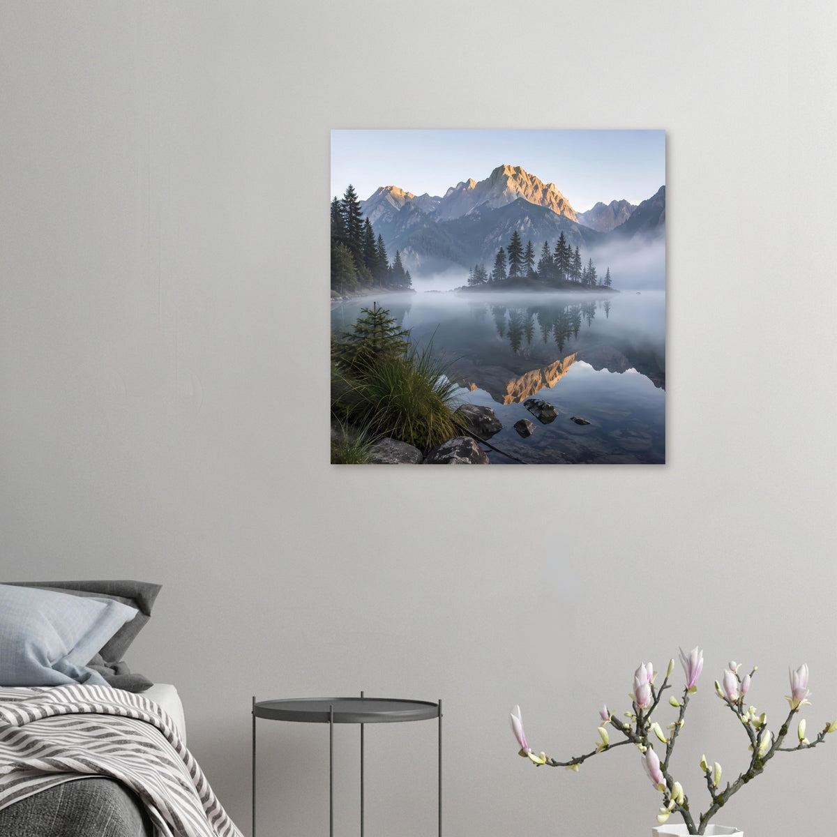 Kleines Poster mit Bergsee-Motiv: Morgennebel, Nadelwald und spiegelnde Berge