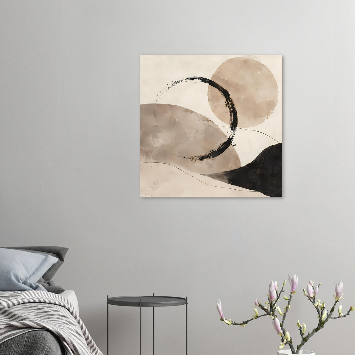 Kleines abstraktes Poster mit beigem Kreisring und schwarzem Pinselstrich