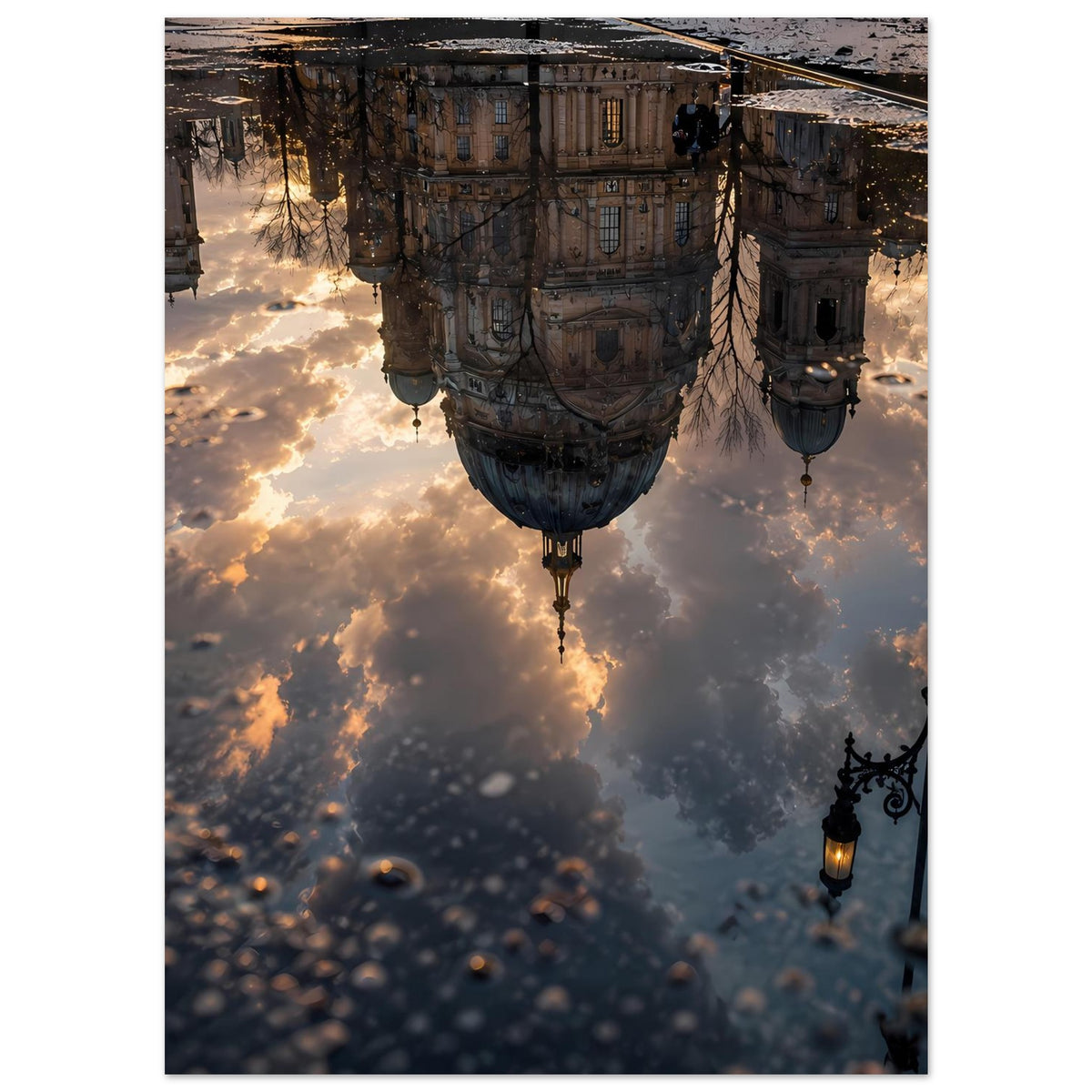 Wandposter mit Architektur über Wolken, Spiegelungen und hängender Laternenkette