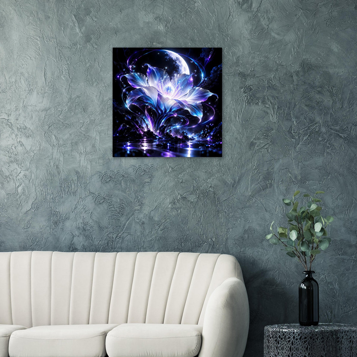 Poster mit strahlender Mondsilhouette, blauer lila Blütenform und funkelnden Lichtpunkten