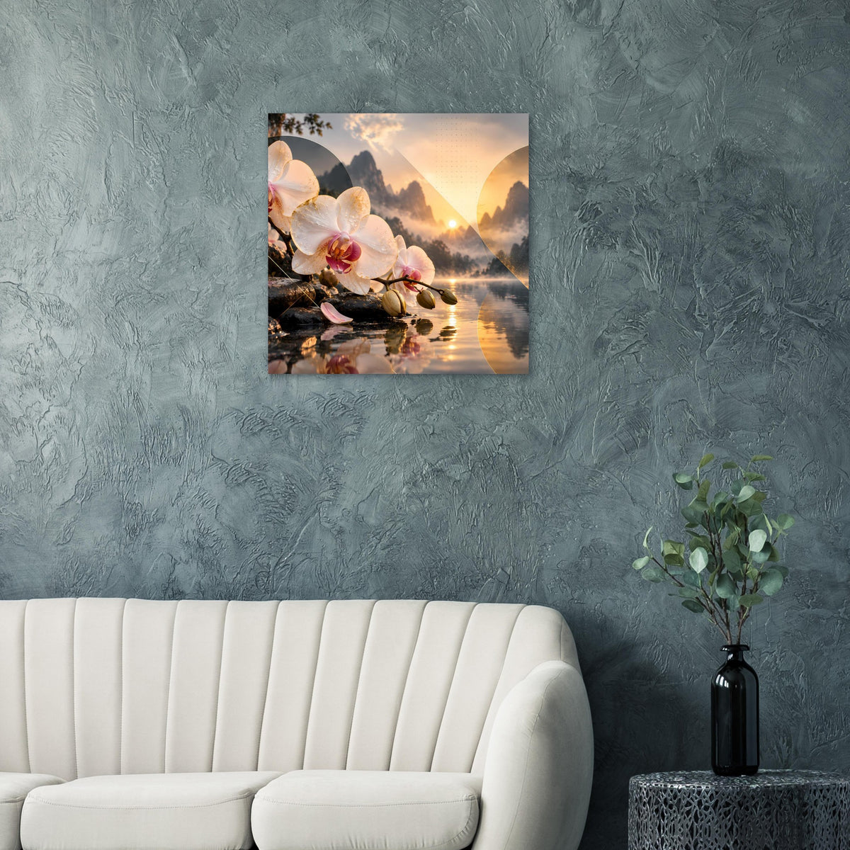 Blumenposter mit Orchideen am Wasser, Sonnenuntergang und Bergsilhouetten im Rahmen