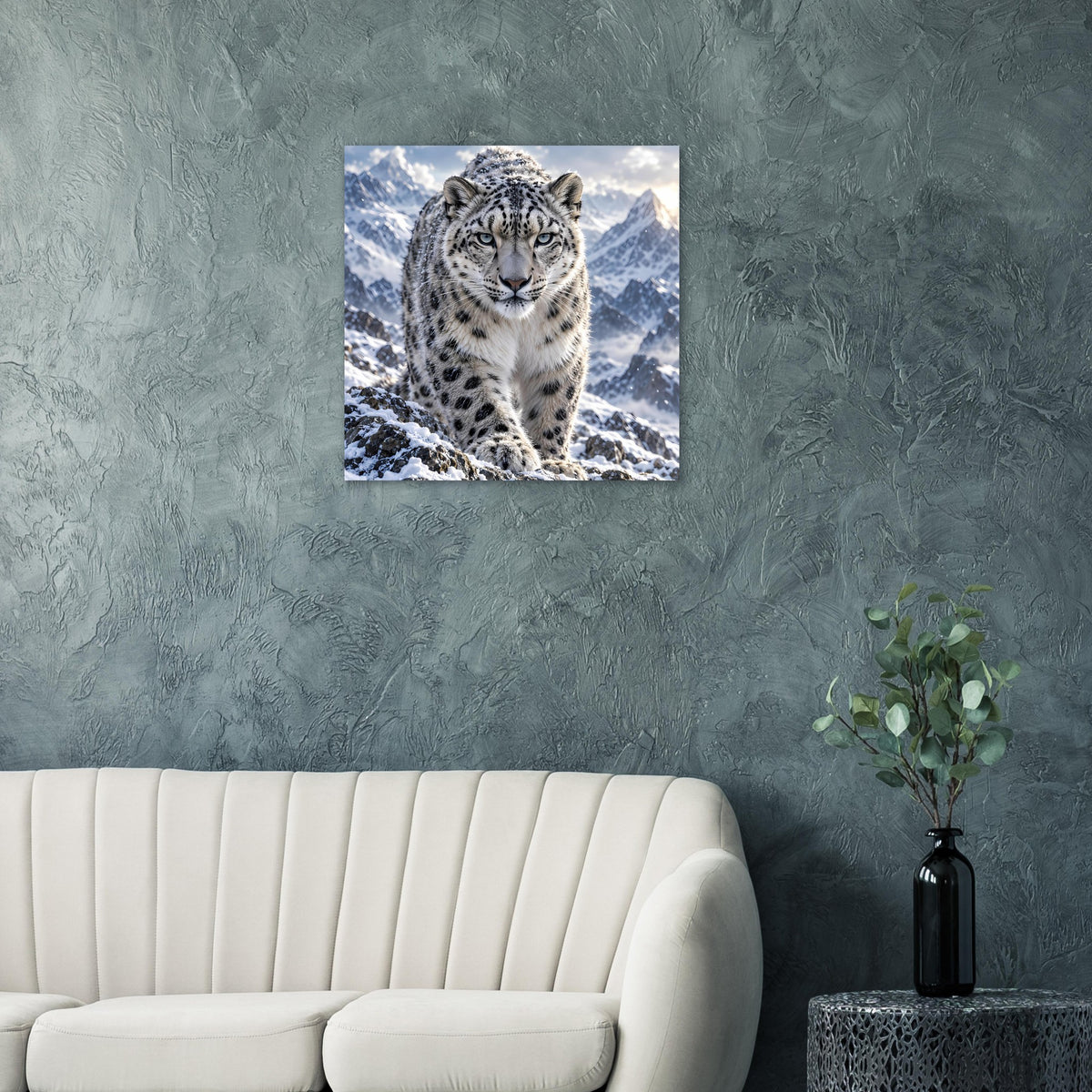 Quadratisches Poster mit Schneeleopard im Schnee vor Bergkulisse