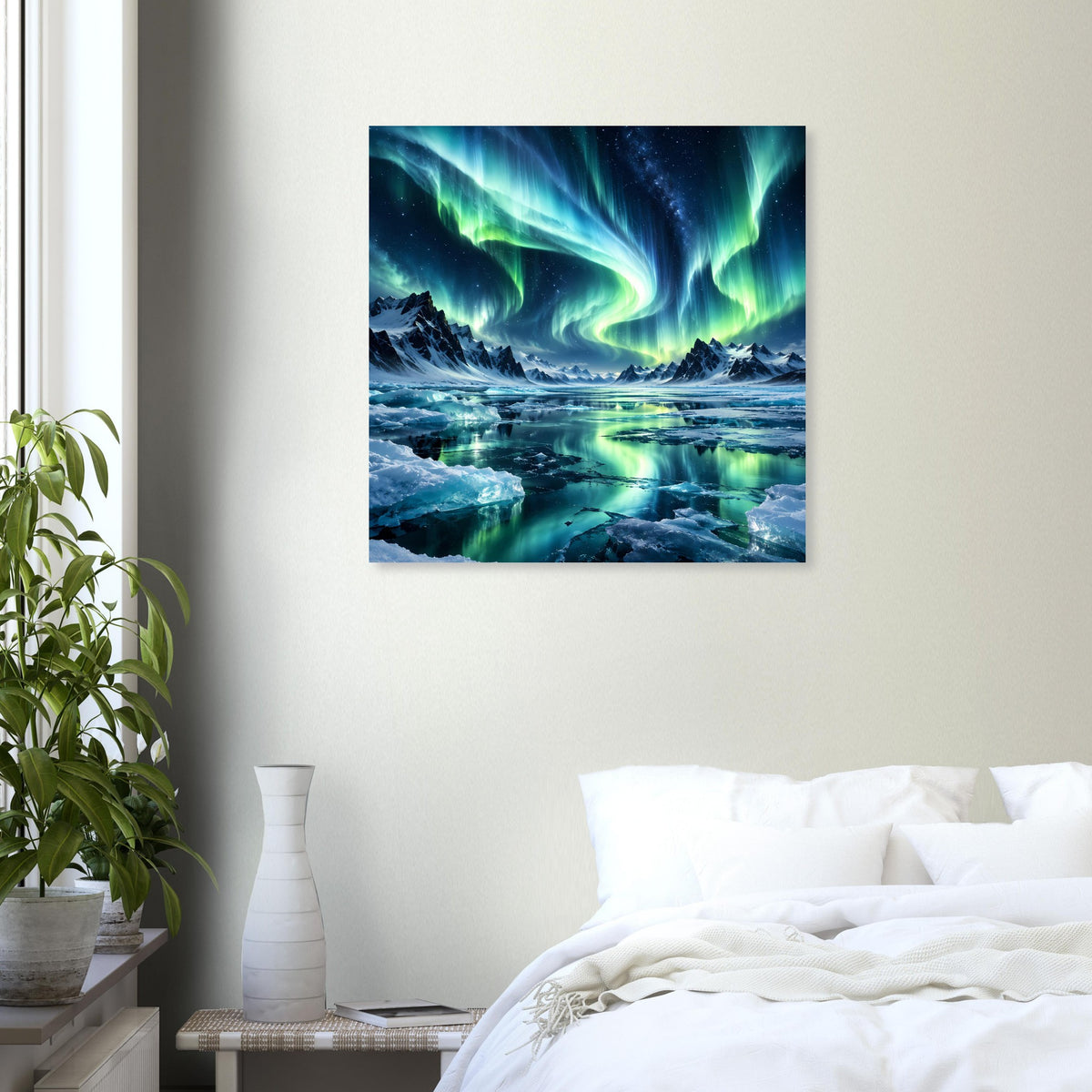 Quadratisches Poster mit Nordlichtern in Grün und Blau über Wasser und Berglandschaft