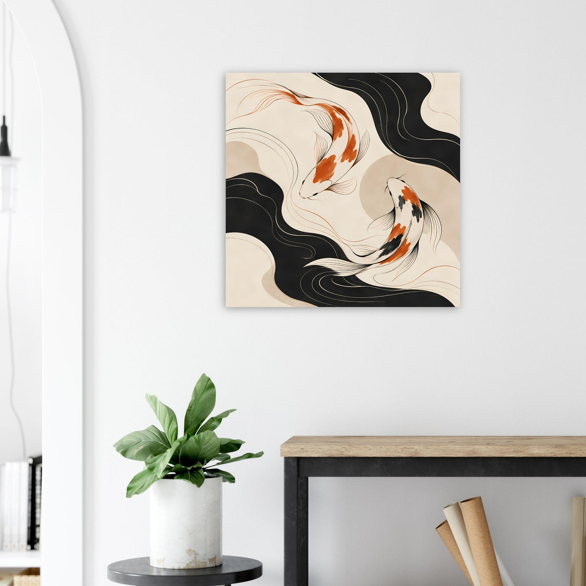 Wandposter im Quadrat: Koi-Fische in schwarzen Wellen, beiger Hintergrund.