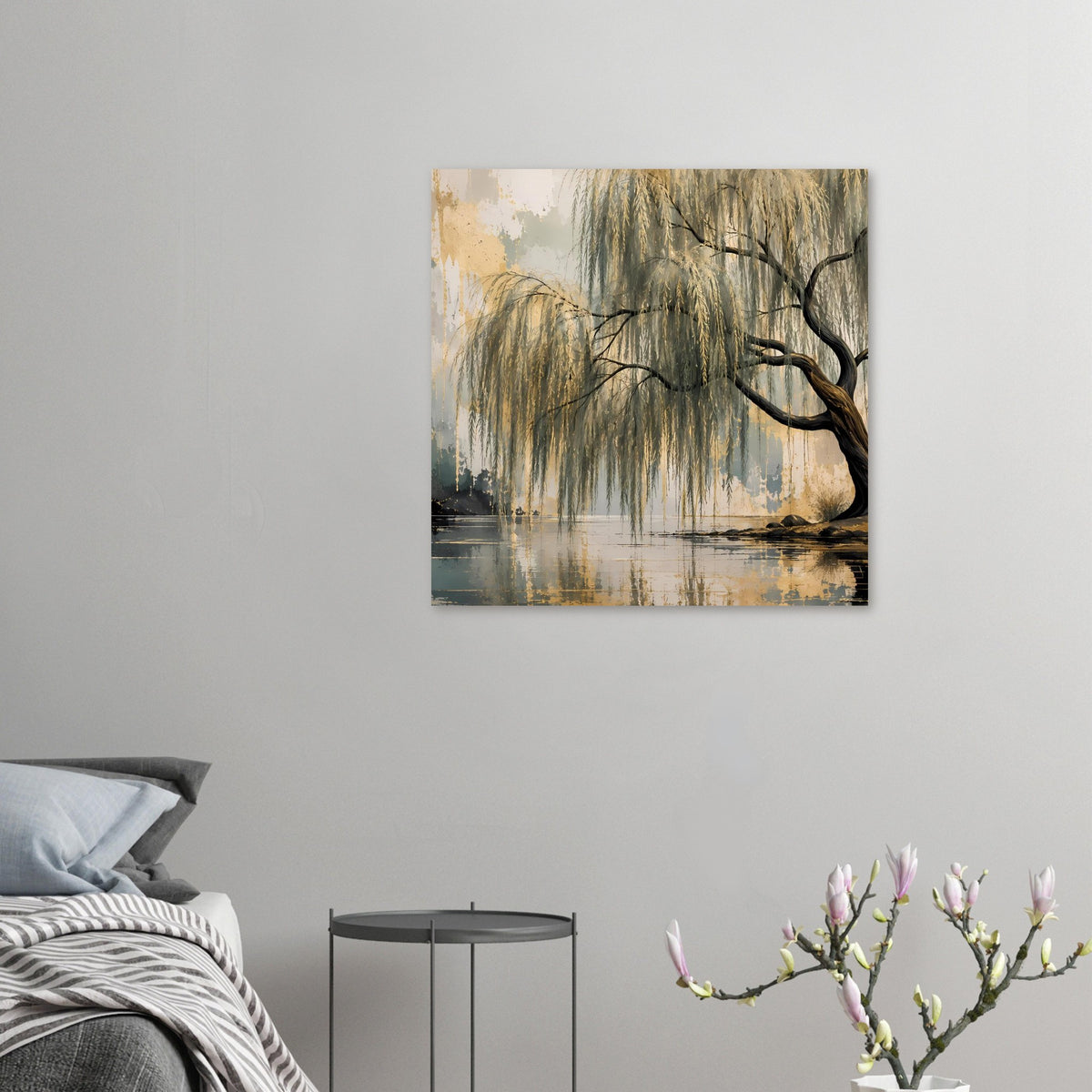 Wandposter mit Weidenbaum am Wasser, gold- und blautoniges Motiv, an der Wand