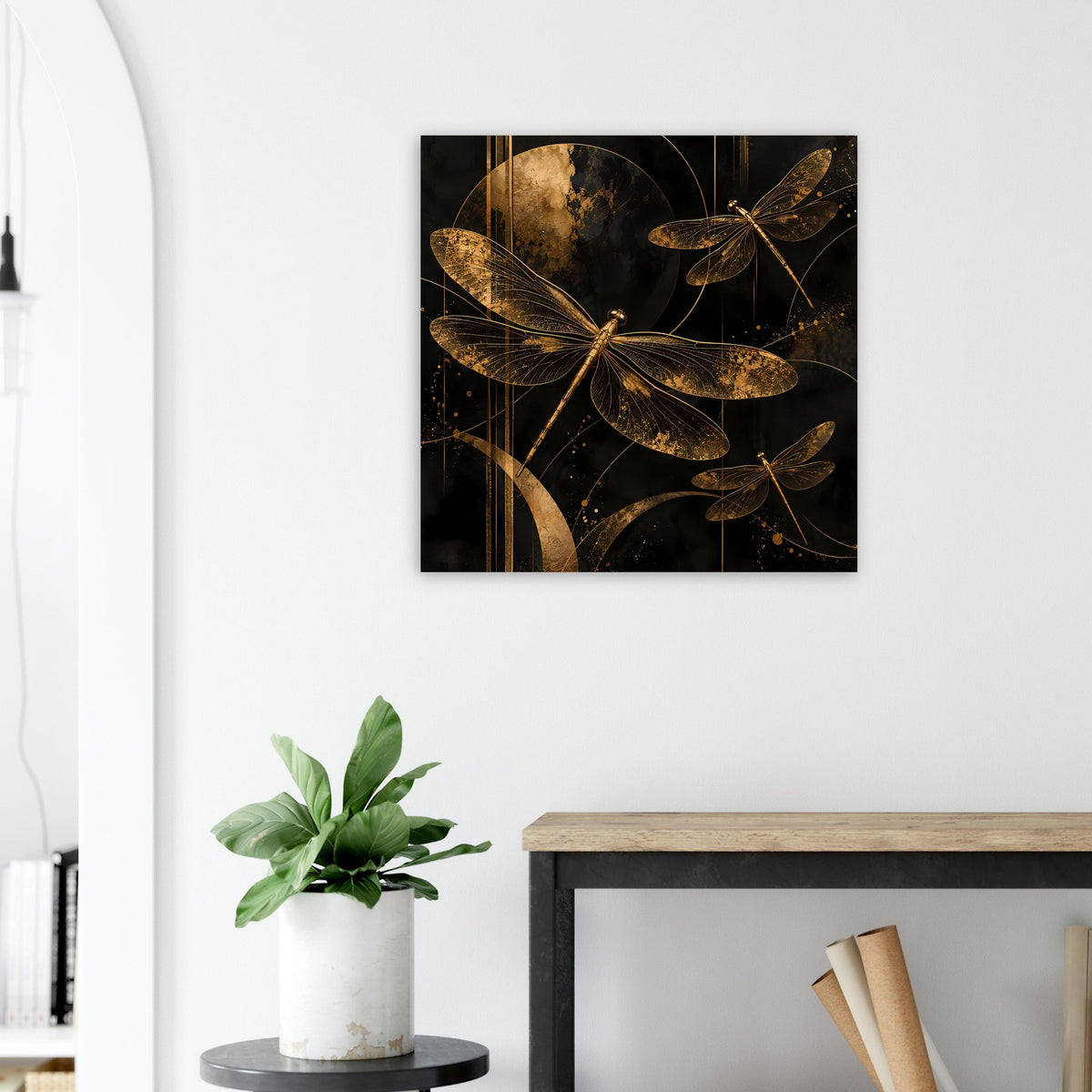 Quadratisches Poster mit goldenen Libellen auf dunklem, abstraktem Hintergrund.