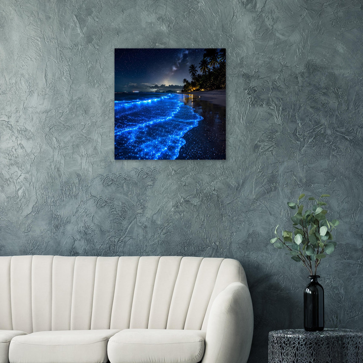 Poster mit blauen leuchtenden Wellen und Palmen am Strand bei Nacht