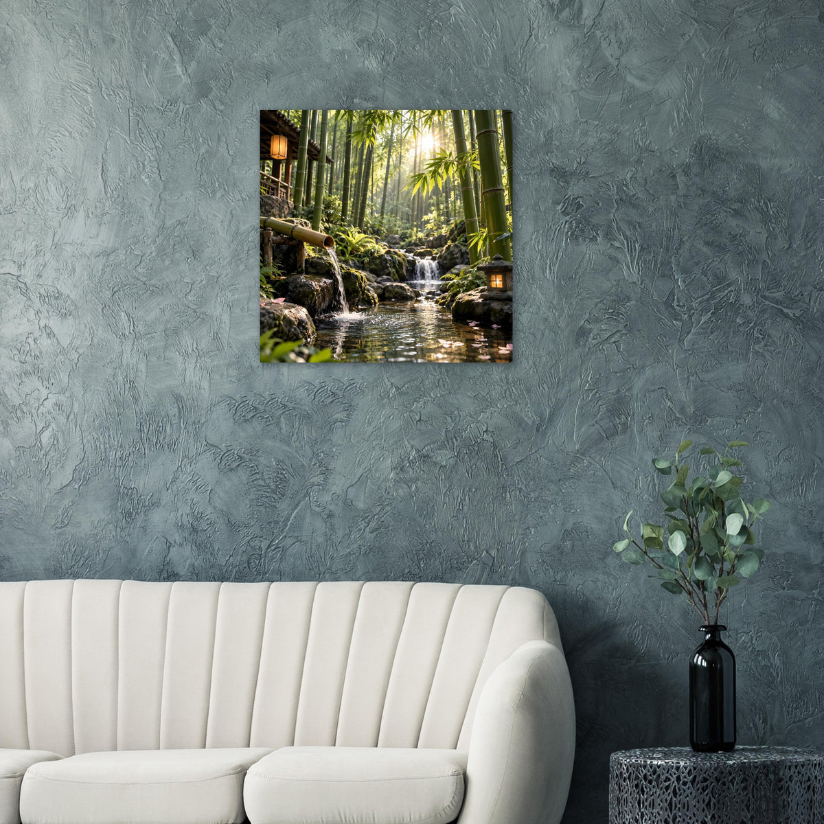 Quadratisches Wandposter mit Bambuswald-Wasserfall im Fluss, Felsen und Grünpflanzen