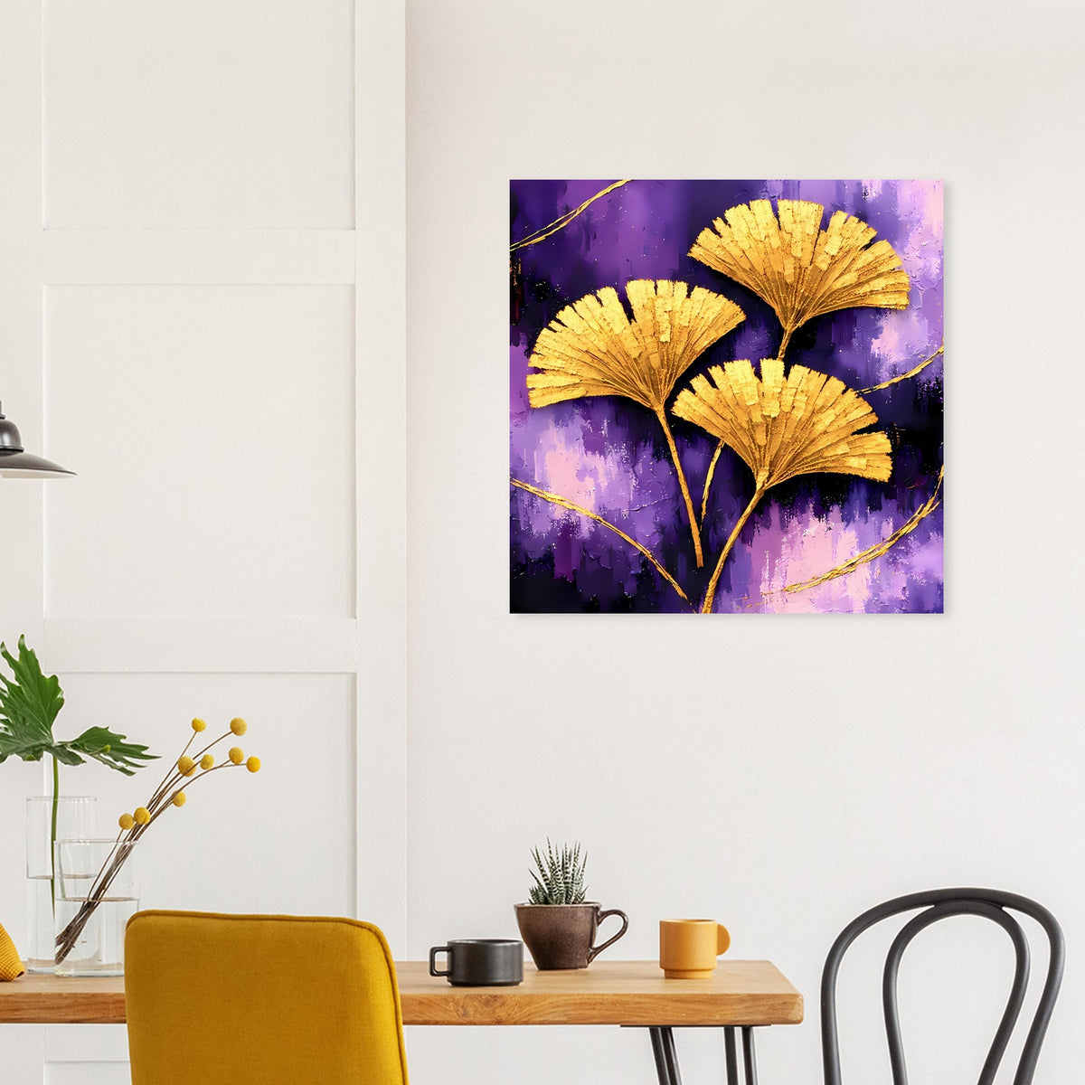 Quadratisches Wandposter mit goldenen Ginkgo-Blättern auf violettem Hintergrund, schwarz gerahmt