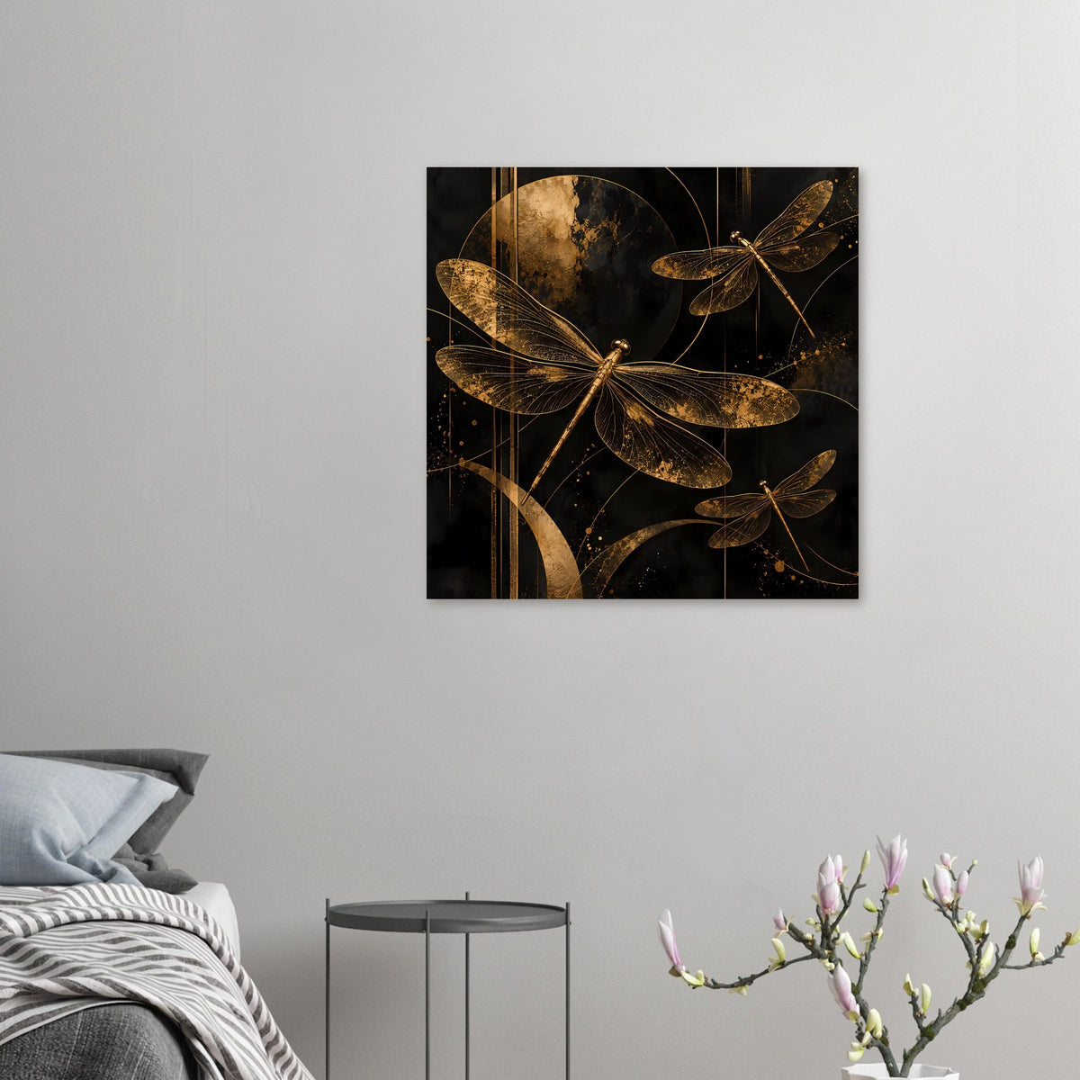 Quadratisches Poster mit goldenen Libellen auf dunklem Hintergrund, gerahmter Druck