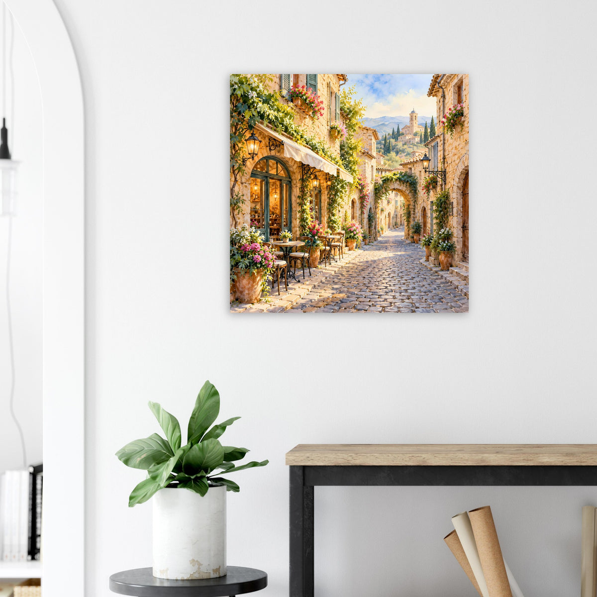 Wandposter mit mediterraner Altstadtgasse und blühender Fassadenkulisse