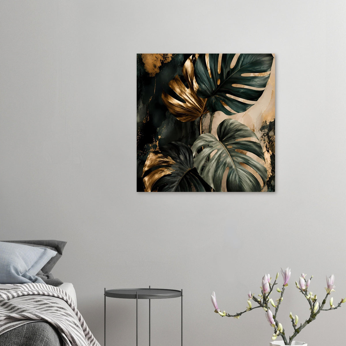 Quadratisches gerahmtes Poster mit dunkelgrünen Monstera-Blättern und goldenen Highlights.