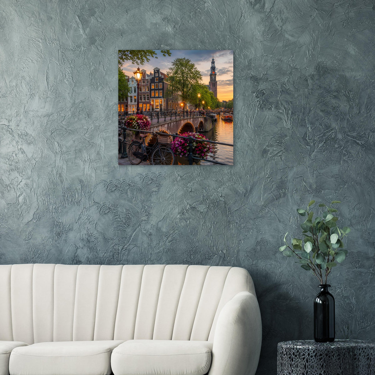 Poster mit Abendstimmung am Kanal in Amsterdam, historische Gebäude und Brücke