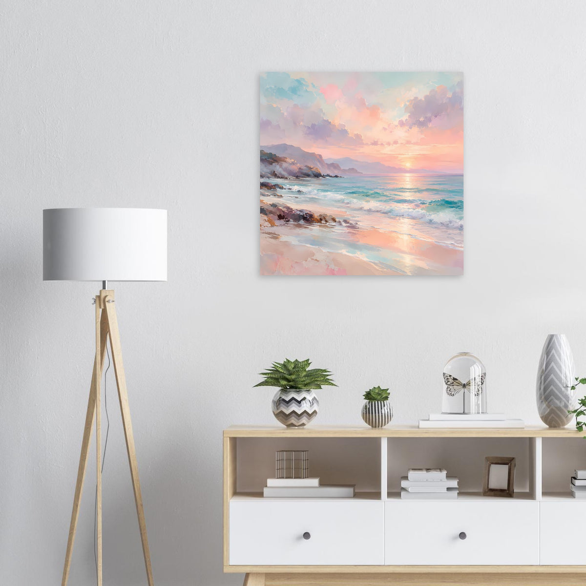 Quadratisches Poster mit Sonnenuntergang am Strand, pastellfarbener Himmel und Wellen.