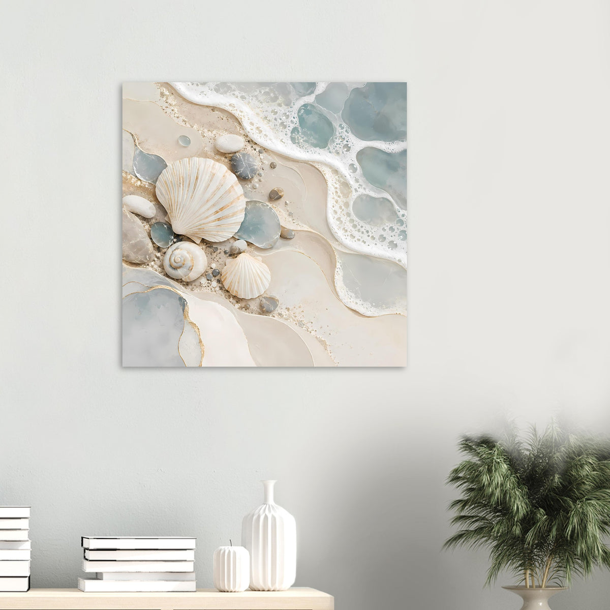 Kleiner Kunstdruck mit Muscheln und sandigen Bögen, weißer Schaum und zarte Ozeanblau-Flecken