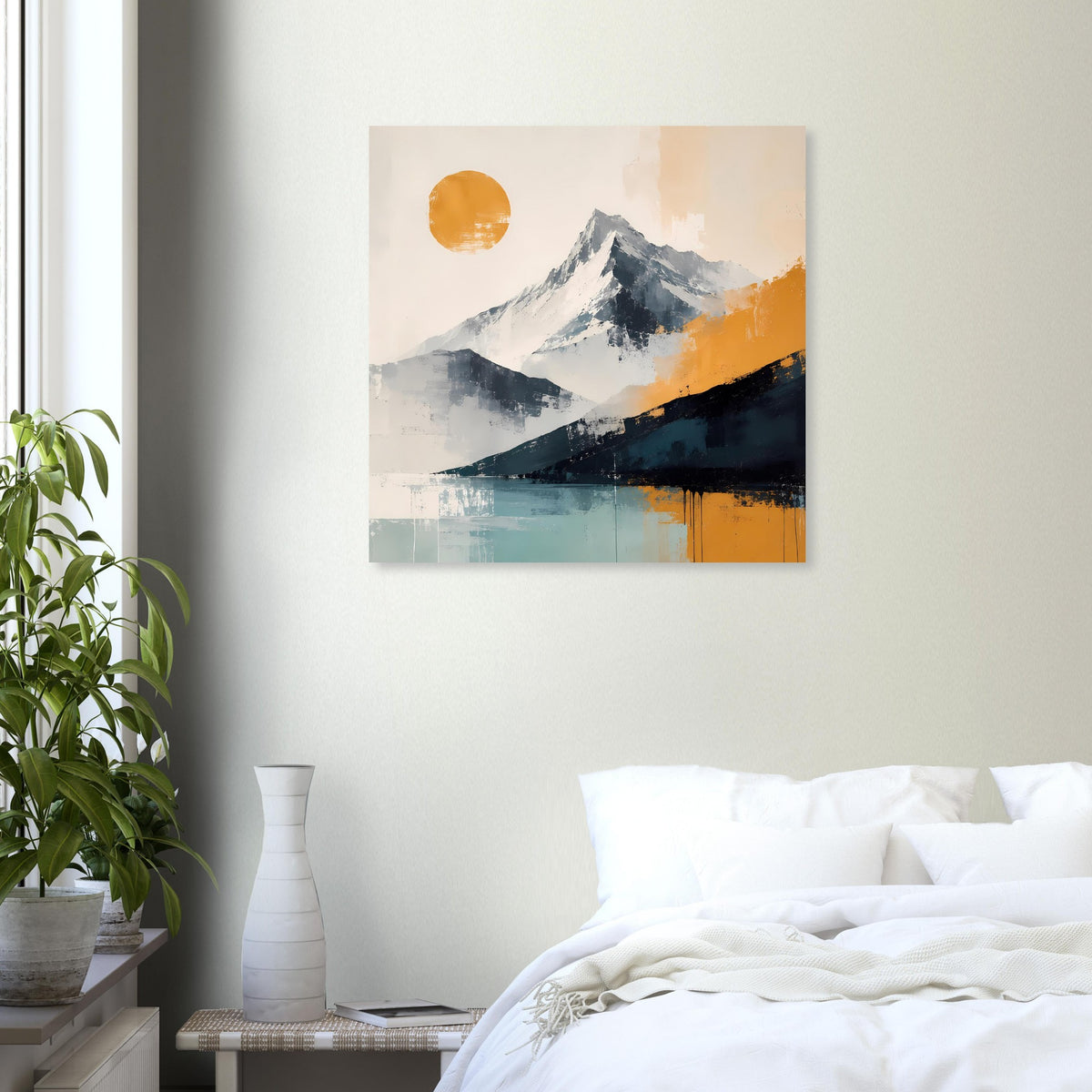 Abstraktes Berglandschafts-Poster über hellem Bett, mit orangefarbener Sonne