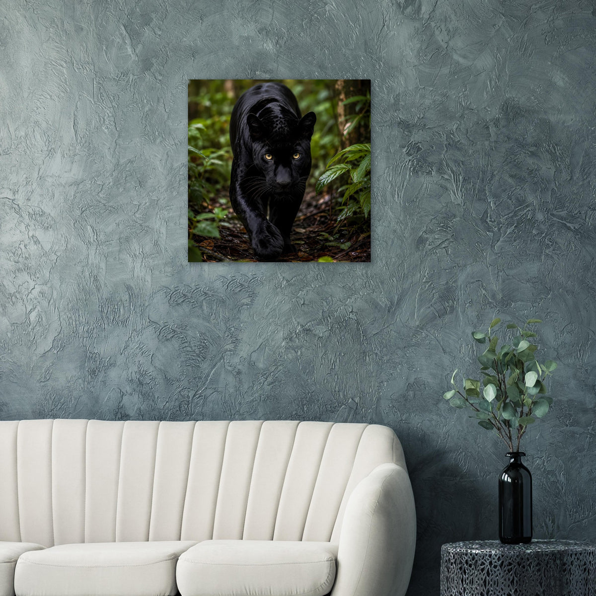Poster mit schwarzem Panther, geduckte Haltung im Wald, gelbe Augen