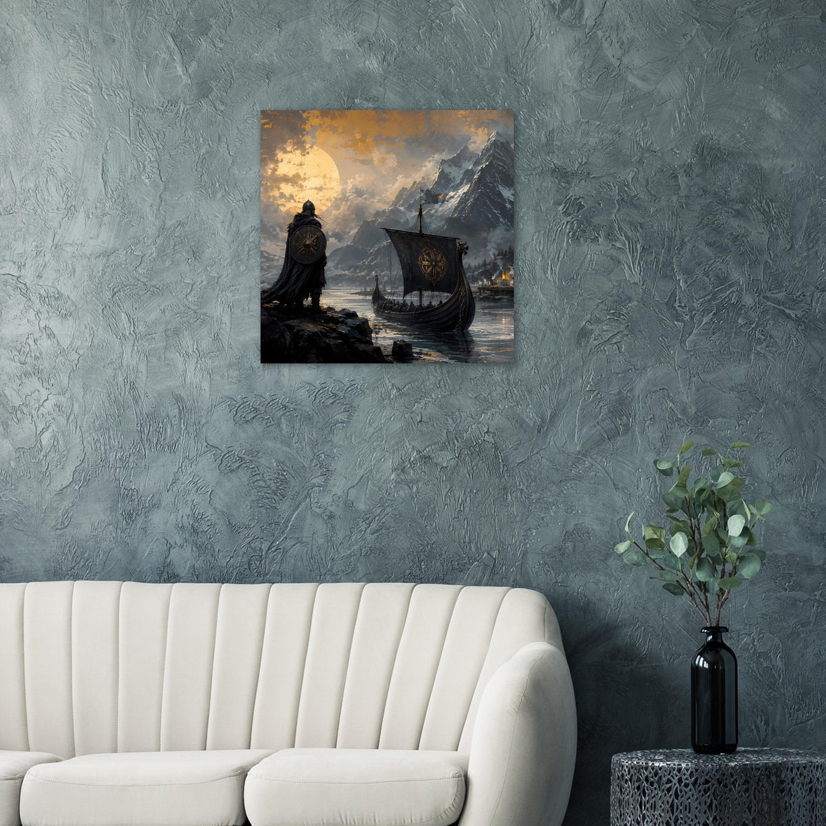 Wikinger-Poster mit dunklem Krieger am Fjord und Drachenboot vor hohen Bergen
