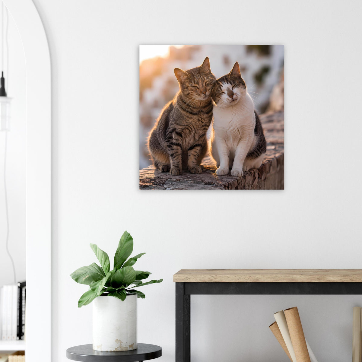 Poster mit zwei Katzen nebeneinander auf Steinsockel
