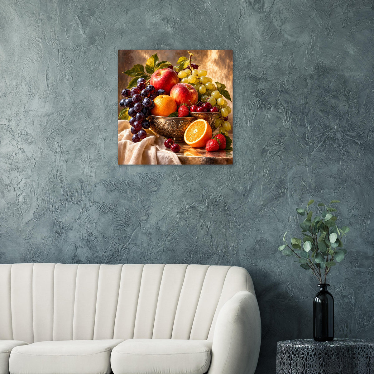 Gerahmtes Stillleben-Poster mit Obstschale: bunte Früchte, Trauben und Orange.