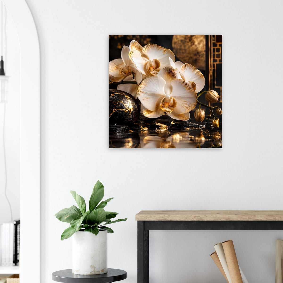 Poster mit weißen Orchideen und goldenen Deko-Kugeln auf dunkler, kontrastreicher Fläche