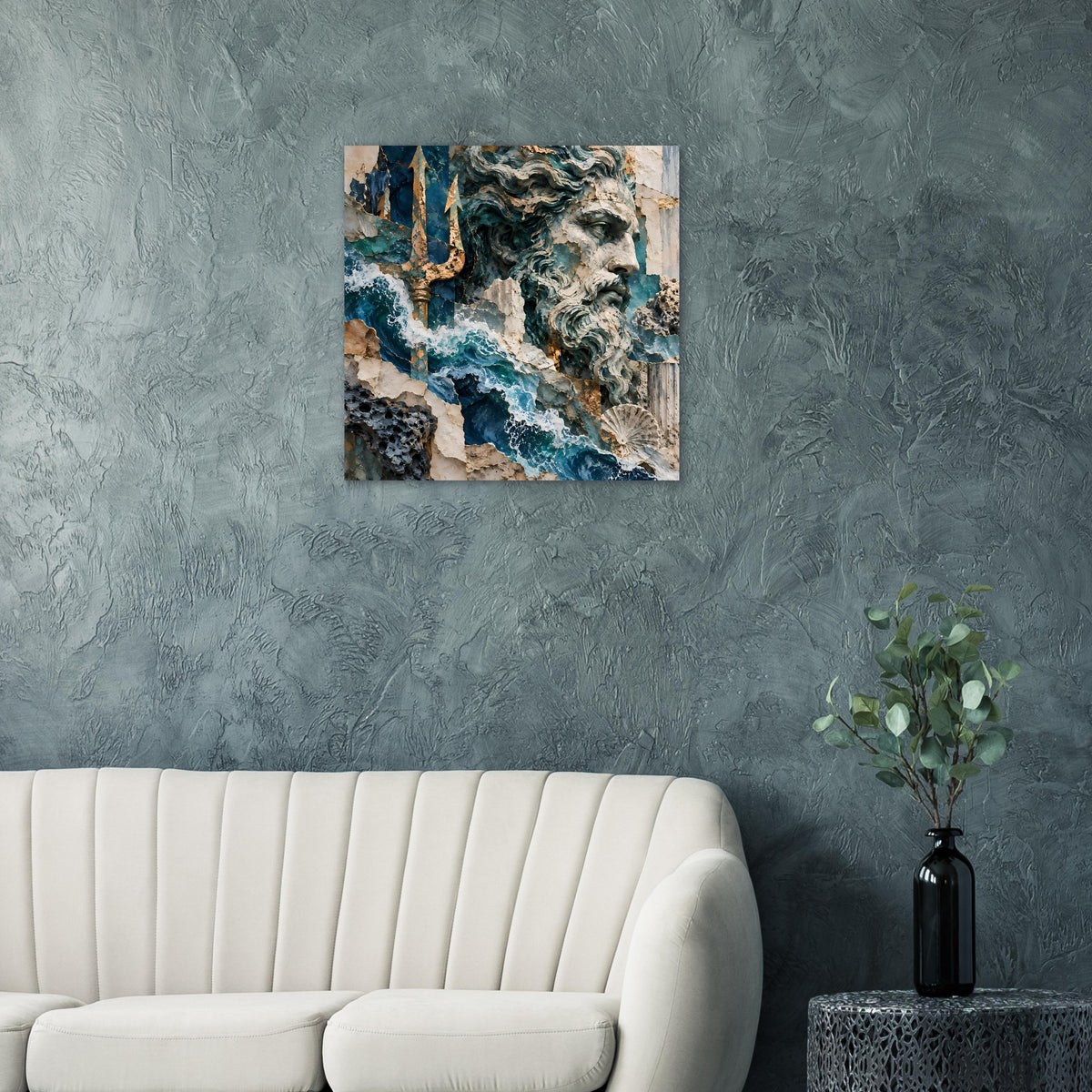 Mythologieposter mit Neptun-Skulpturkopf, umspült von Meereswellen in Blau und Grün