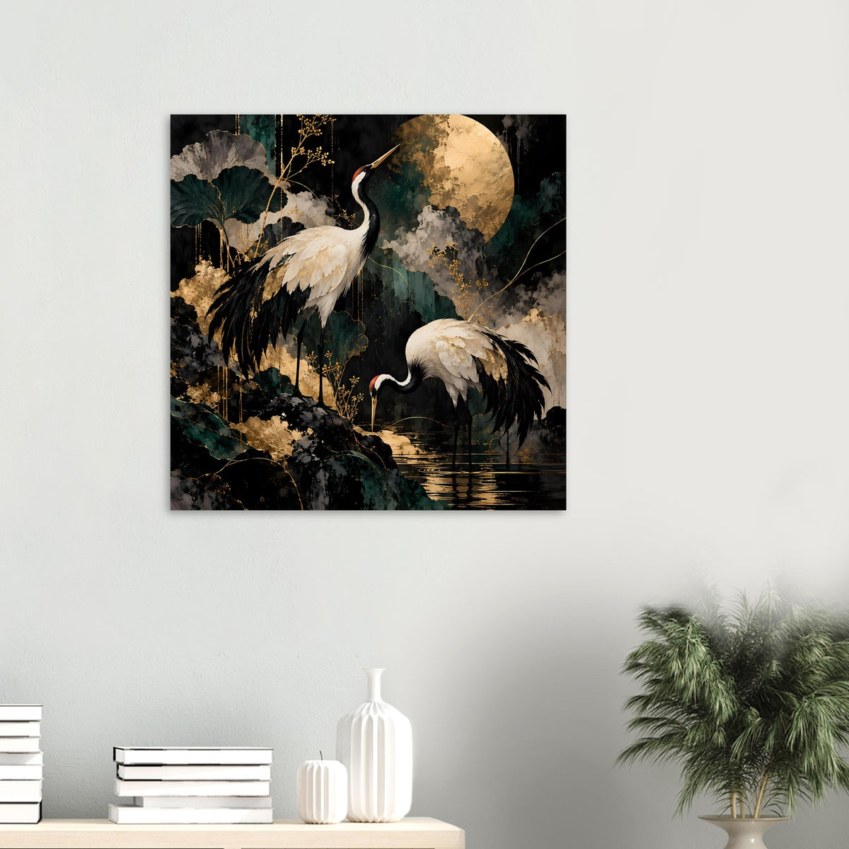 Kunstposter klein: Kraniche vor goldener Mondsichel, dunkle Landschaft und goldene Wasserreflexe