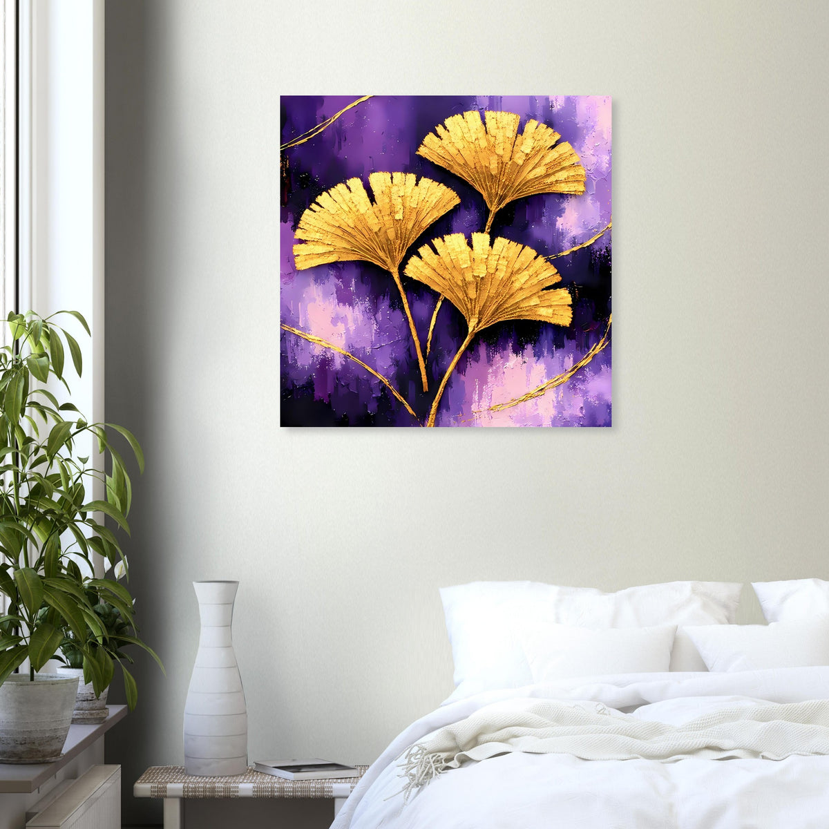 Quadratisches Poster: goldene Ginkgo-Blätter auf violettem Hintergrund, schwarzer Rand und Rahmen