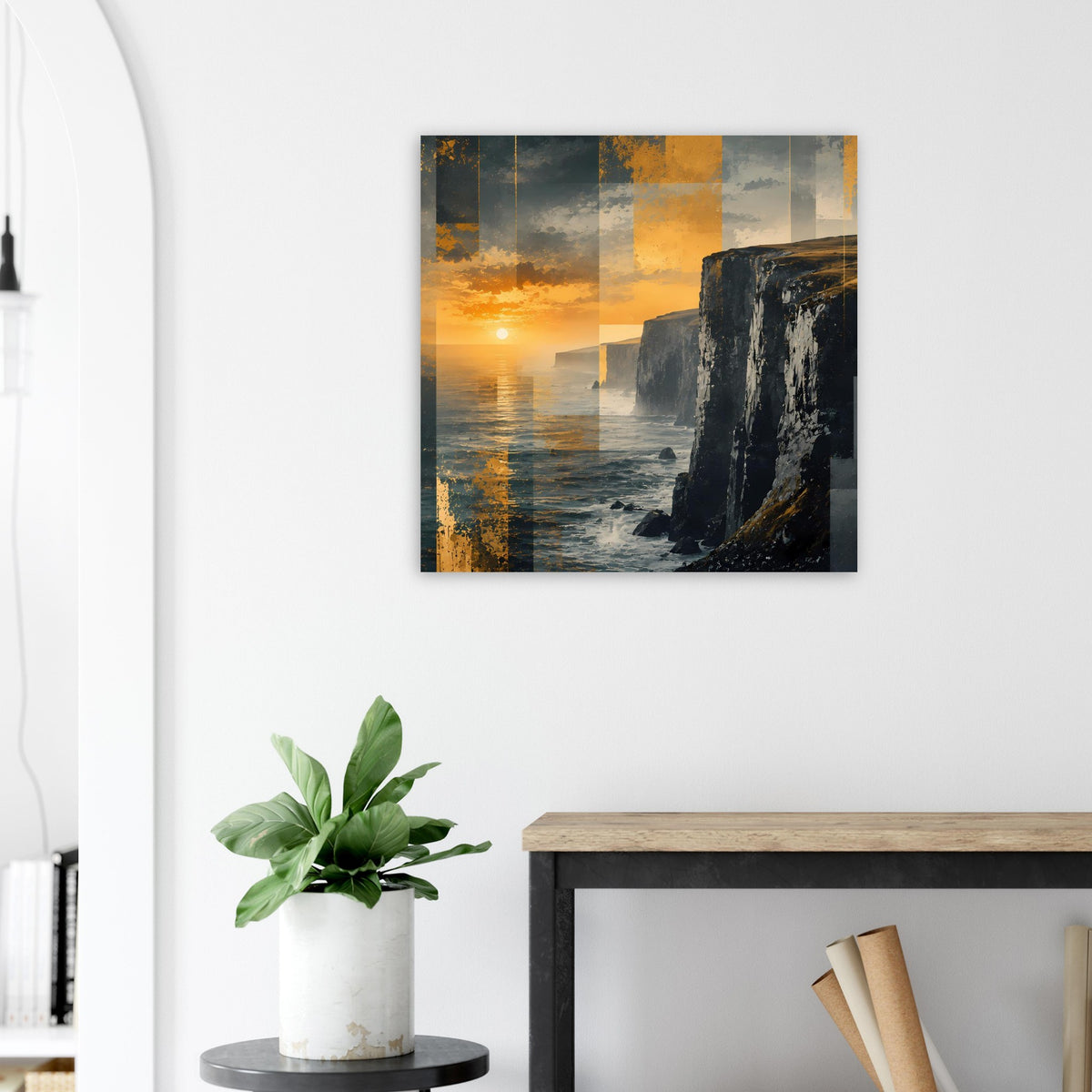 Poster mit goldenem Sonnenuntergang über Wasser und dunkler Felsklippe