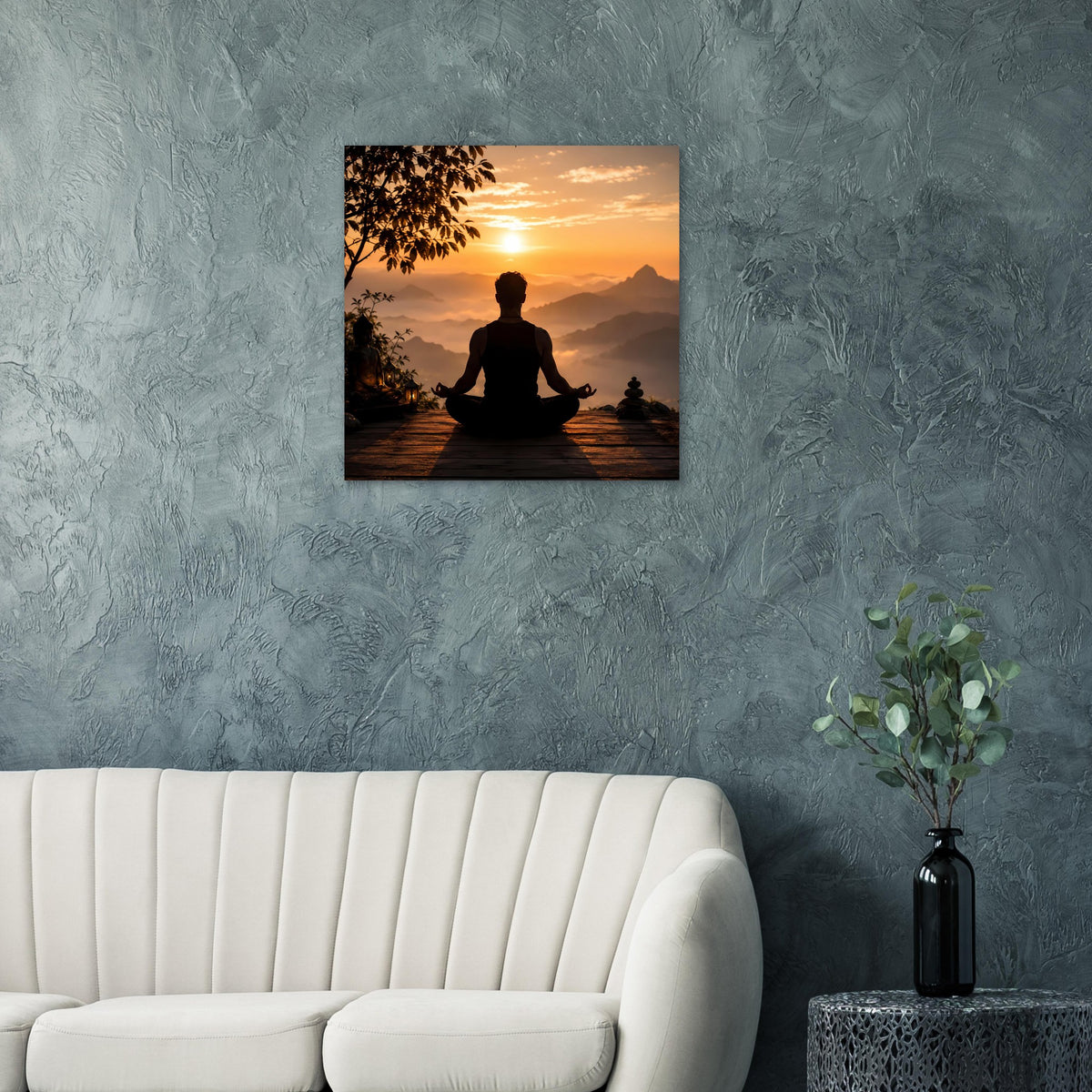 Gerahmtes Meditationsposter mit meditierender Silhouette bei goldenem Sonnenuntergang