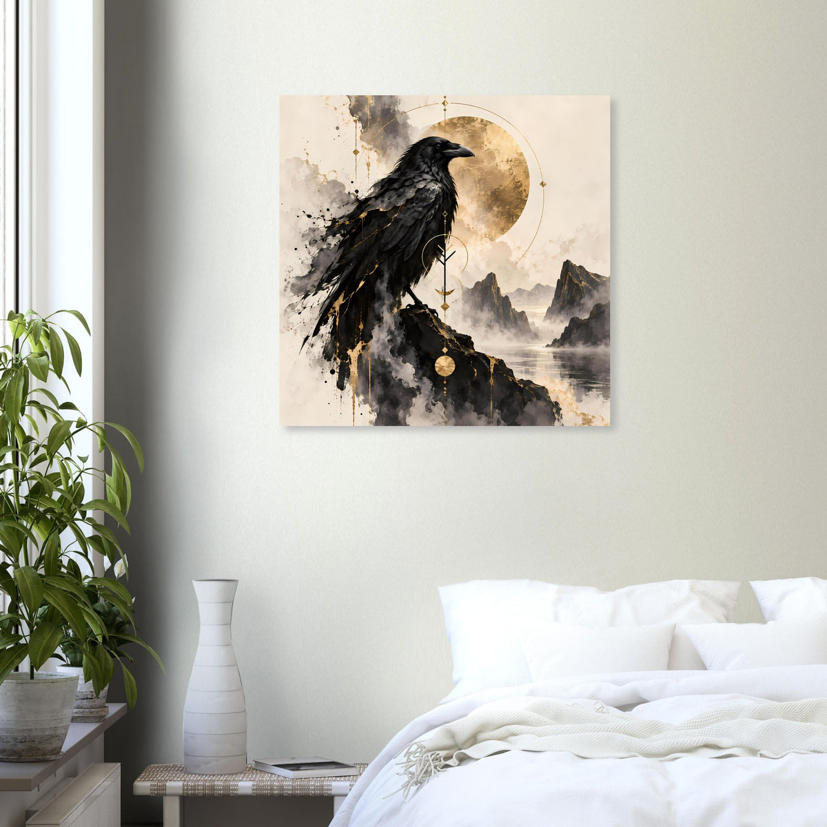 Wandposter mit schwarzem Raben und goldenen Details über nebliger Berglandschaft