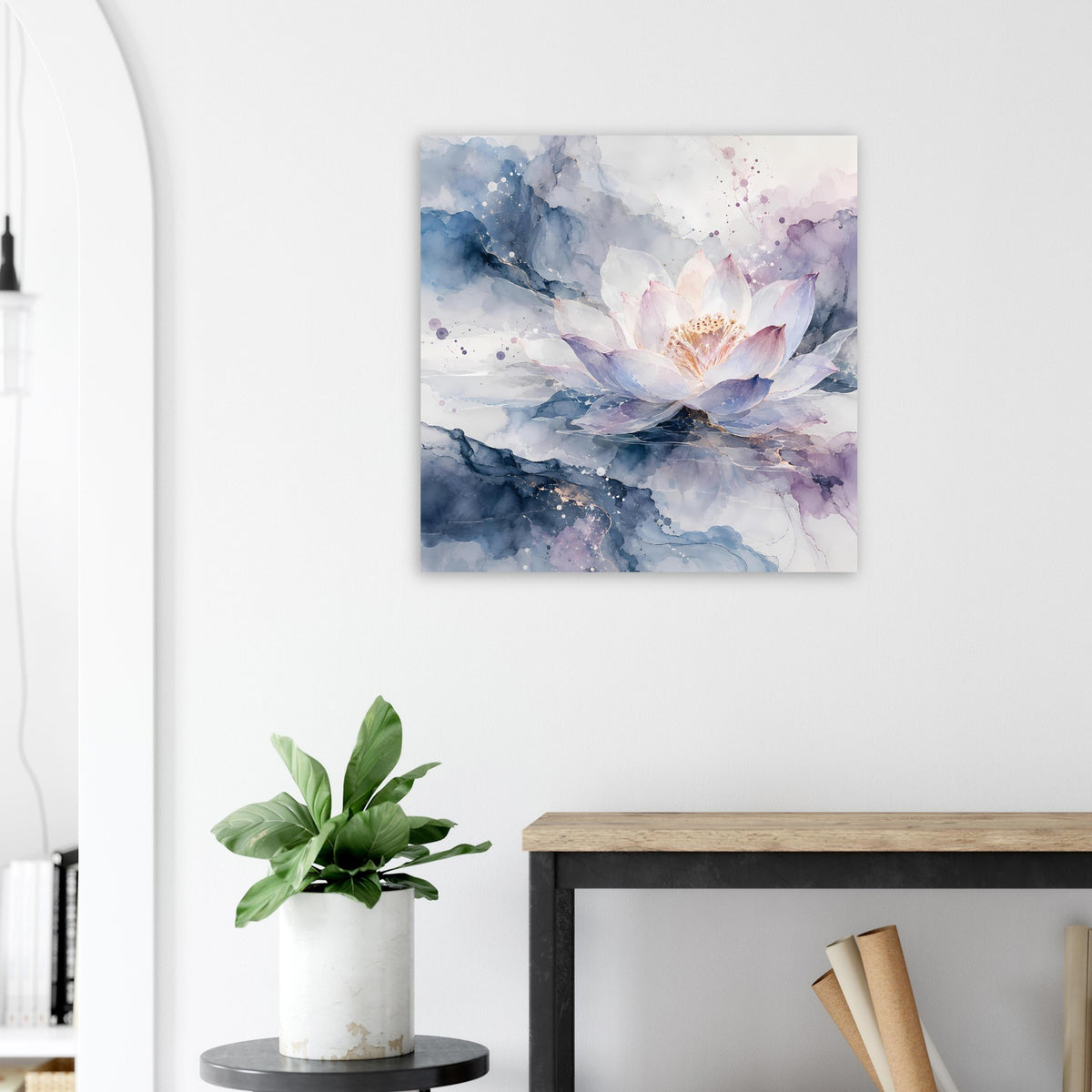 Blumenposter mit Lotusblüte in Blau, Violett und Weiß, feine Aquarellwolken