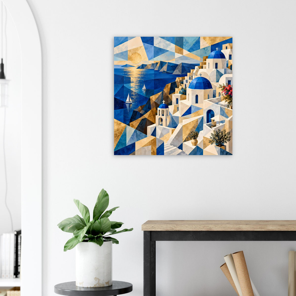 Geometrisches Poster mit blauem Meer, goldenen Dreiecken und weißen Häusern mit blauen Kuppeln