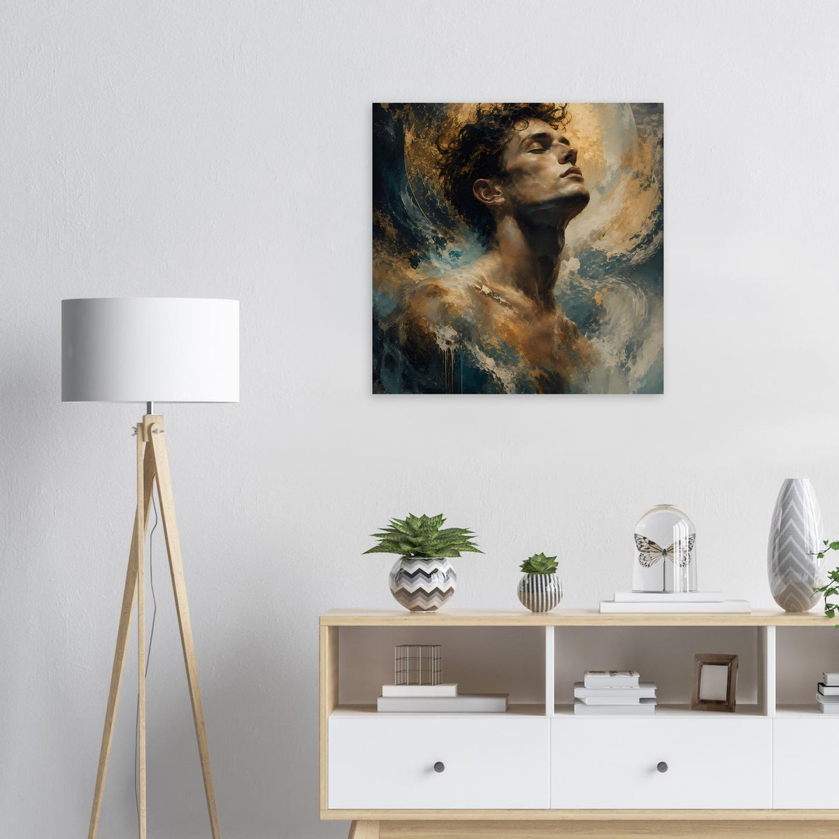 Wandposter mit Männerporträt im goldblauen Lichtring, malerische Farbwolken.