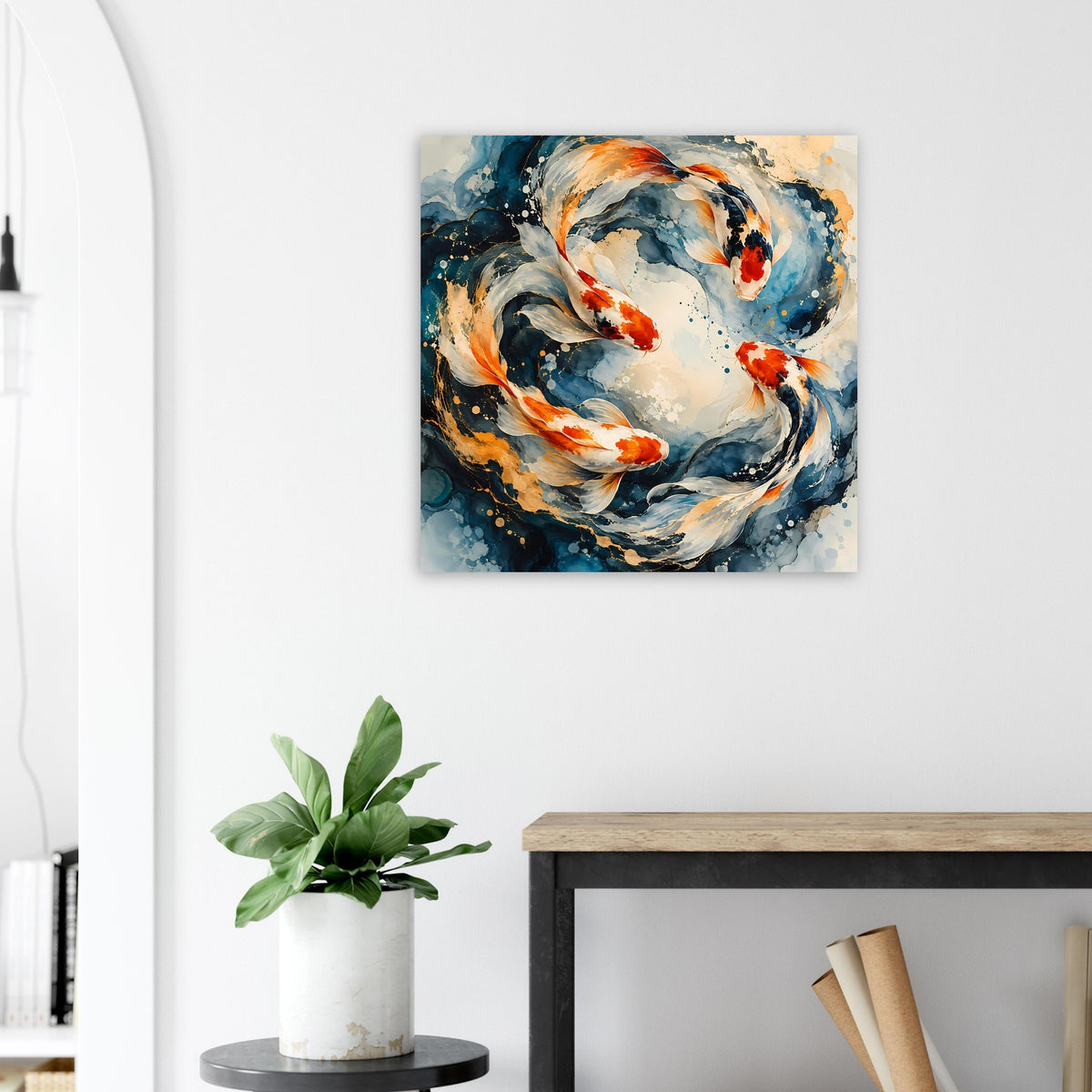Quadratisches Poster mit Koi-Karpfen im Wasserwirbel, Akzente in Orange auf Blau