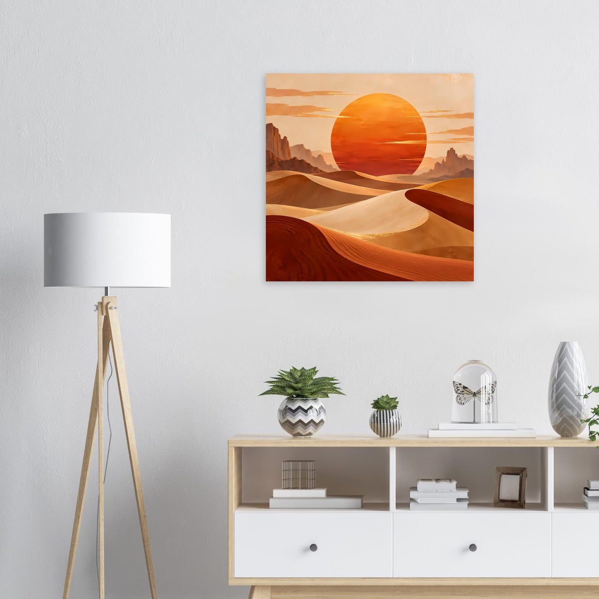 Rechteckiges Poster mit Wüstenlandschaft: orangefarbene Sonne über Dünen und Bergen