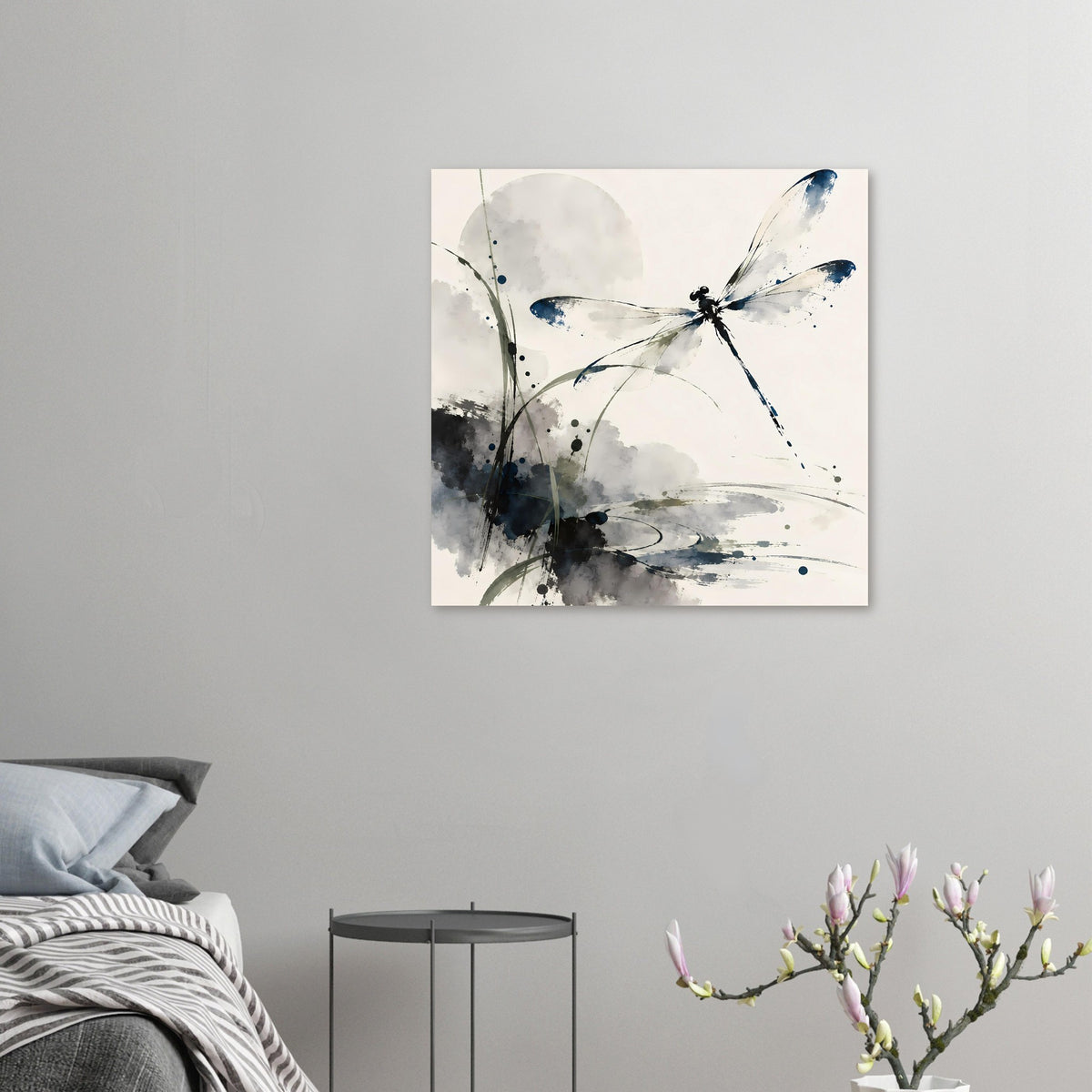 Kleines Aquarell-Poster mit Libelle in Blau und Grau, abstrakte Spritzer und Pinselstriche.