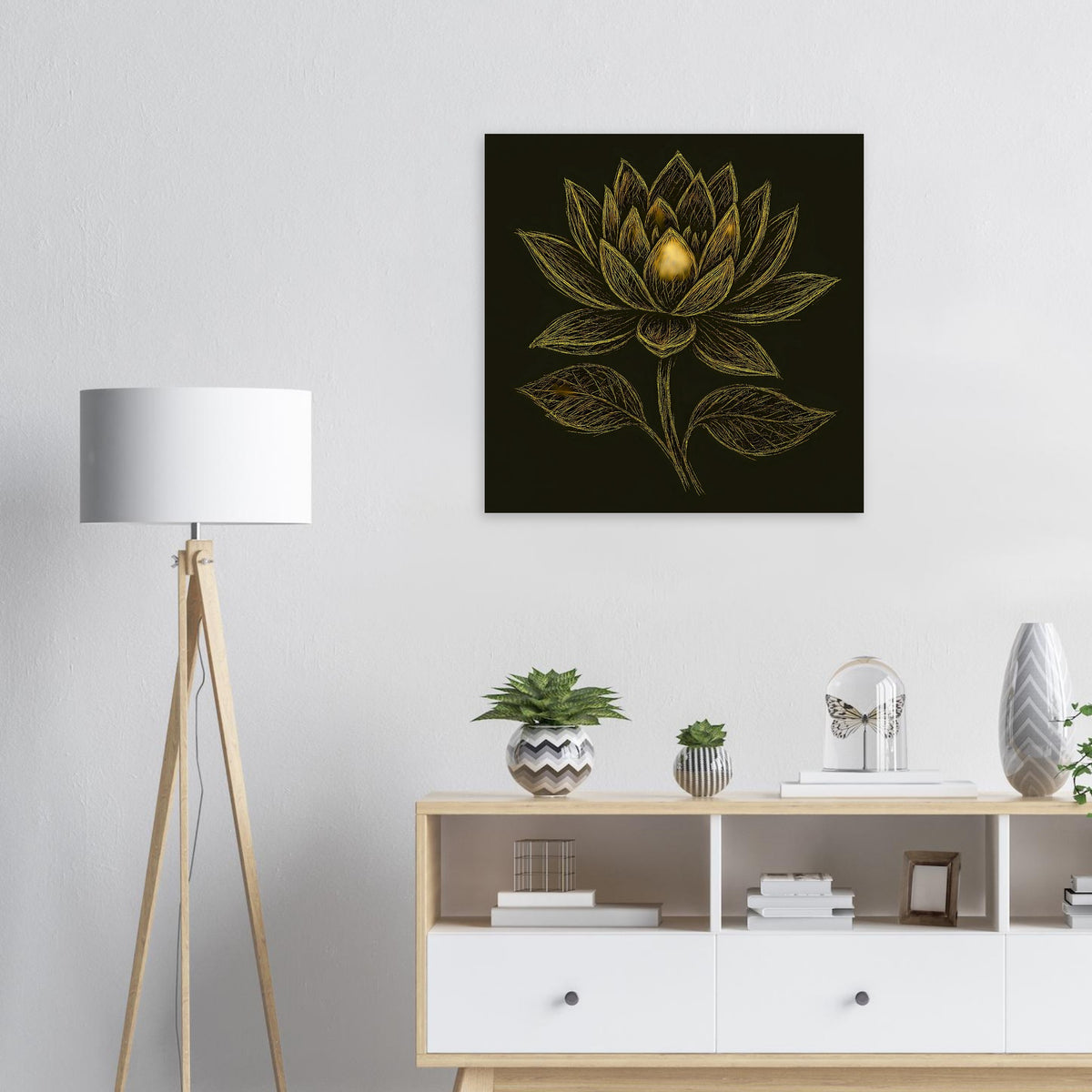 Wandposter: goldene Lotusblüte mit grünen Blättern auf tiefschwarzem Hintergrund
