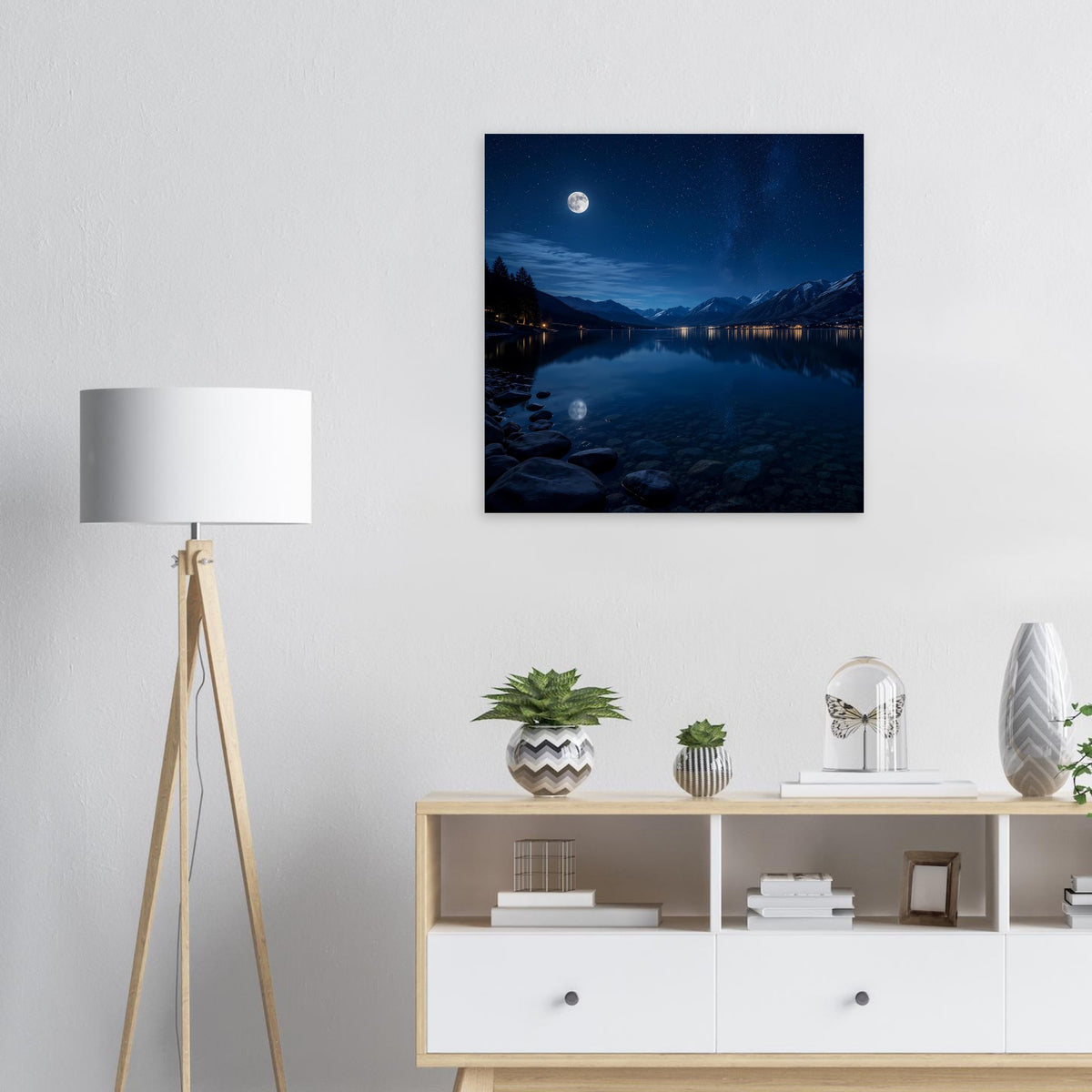 Quadratisches Poster mit ruhigem See bei Nacht, Felsufer, Bergen und hellem Mond