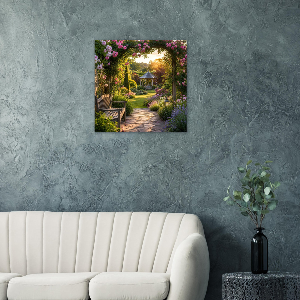 Naturposter mit Blumenbogen über dem Gartenweg, warmes Licht und Gartenbank