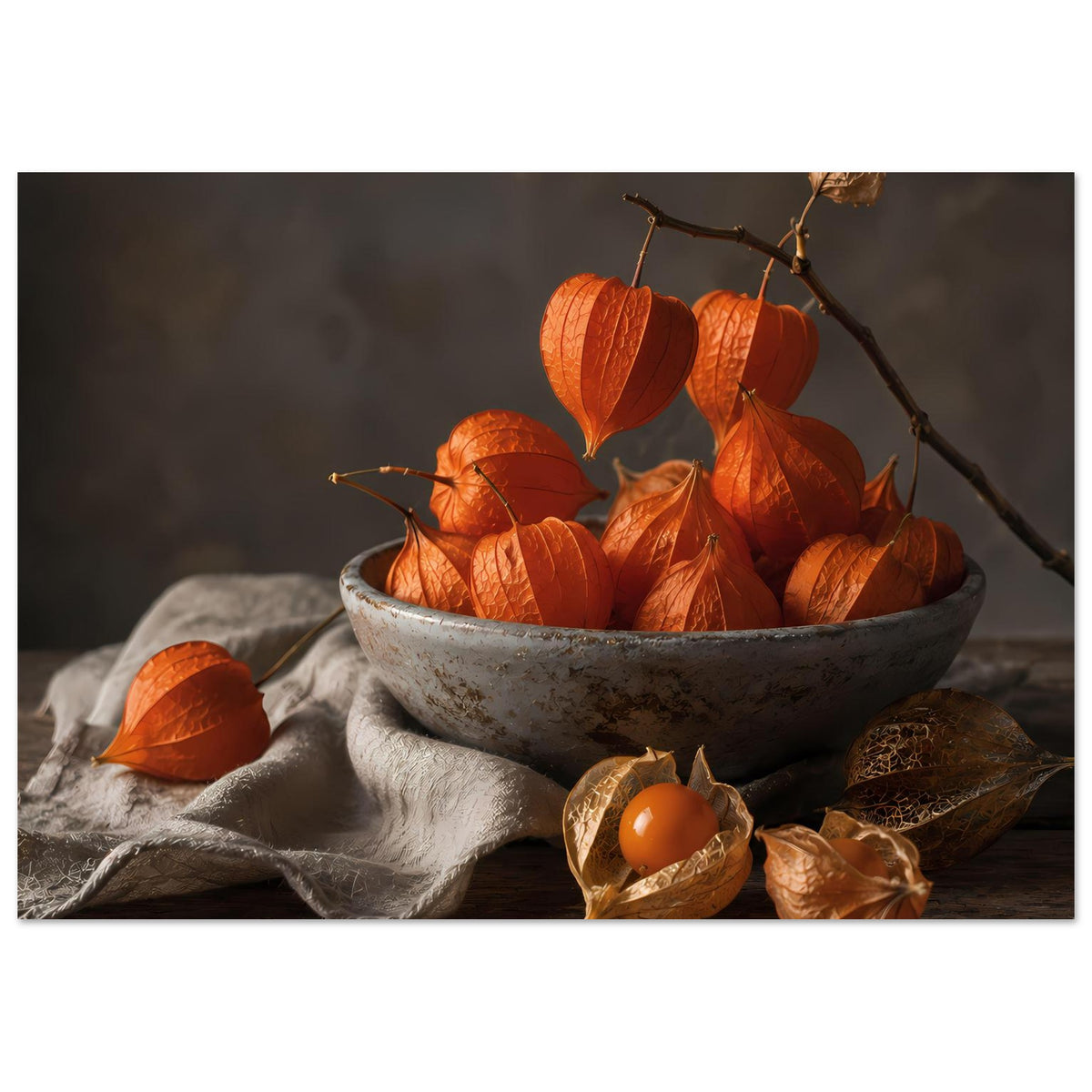 Herbstliches Poster: orange Lampionfrüchte in grauer Schale, Tuch und einzelne Früchte vorn