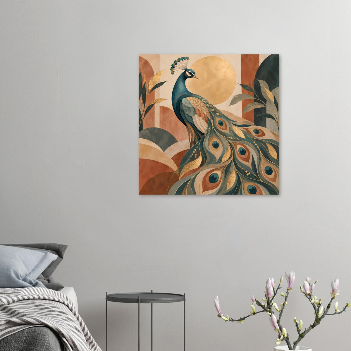 Kleines Pfau-Poster: Pfaufigur mit Fächerfedern in warmen Erdtönen, goldene Akzente