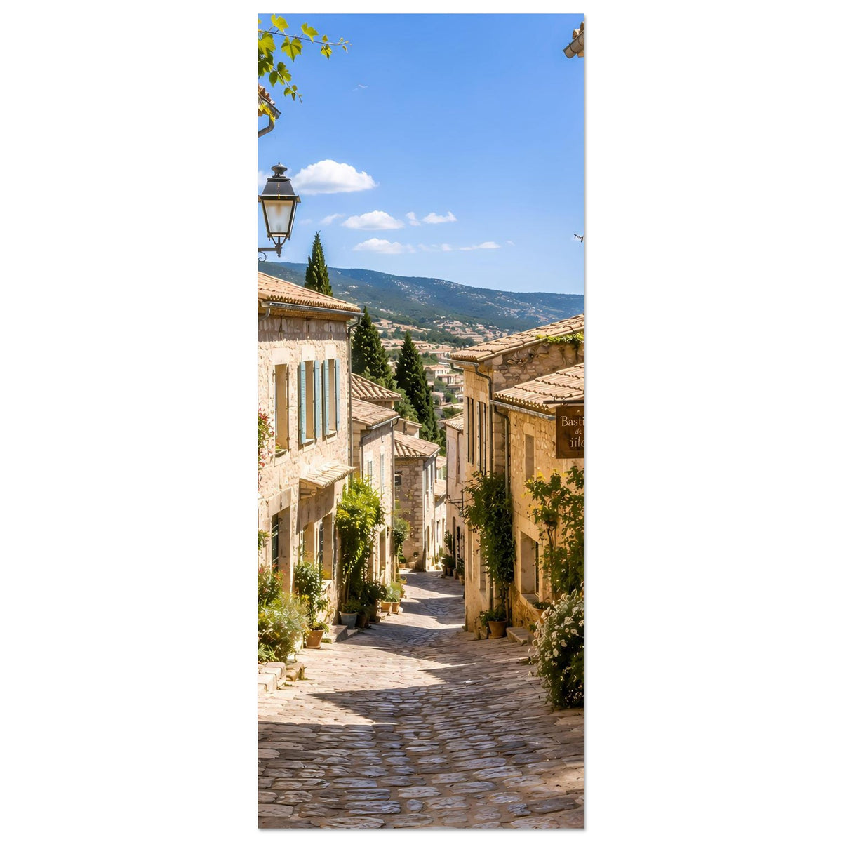 Hochkant-Straßenposter mit mediterraner Gasse, Kopfsteinpflaster und begrünten Fassaden