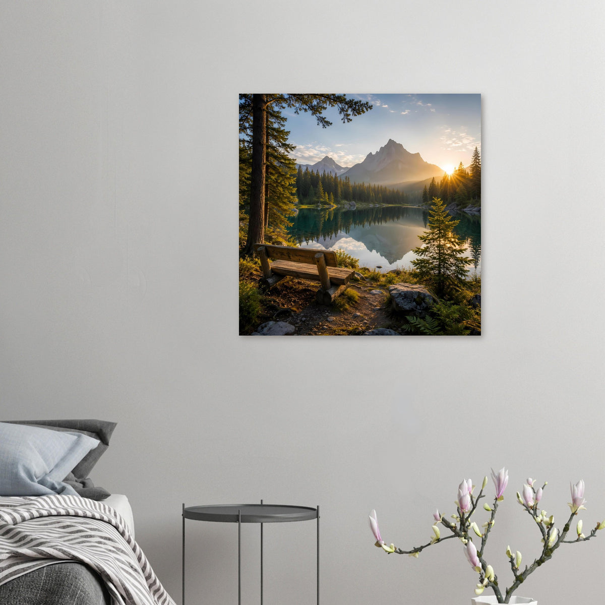 Quadratisches Landschaftsposter mit Bergsee bei Sonnenuntergang, Berge, Fichten und Bank