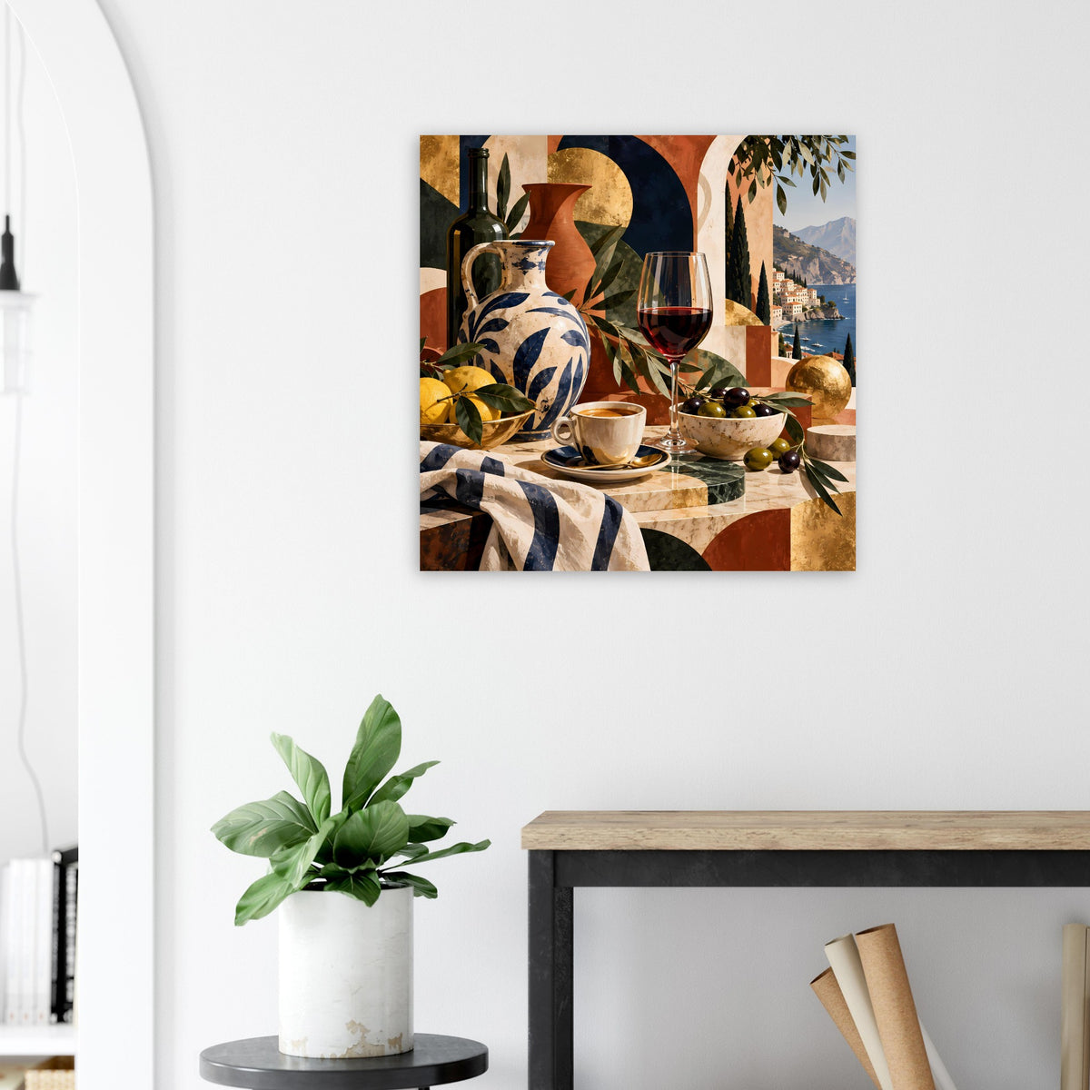 Quadratisches Wandposter mit mediterranem Motiv: Oliven, Geschirr und Küstenblick.