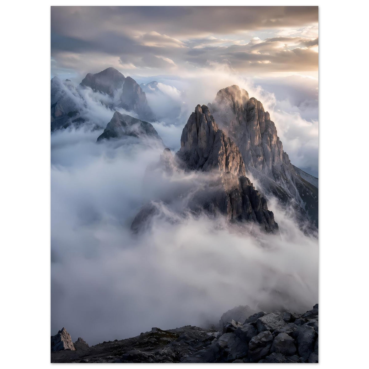 Poster mit Felsgipfeln über Wolkenmeer, tiefe Nebelschichten, oben heller Himmel
