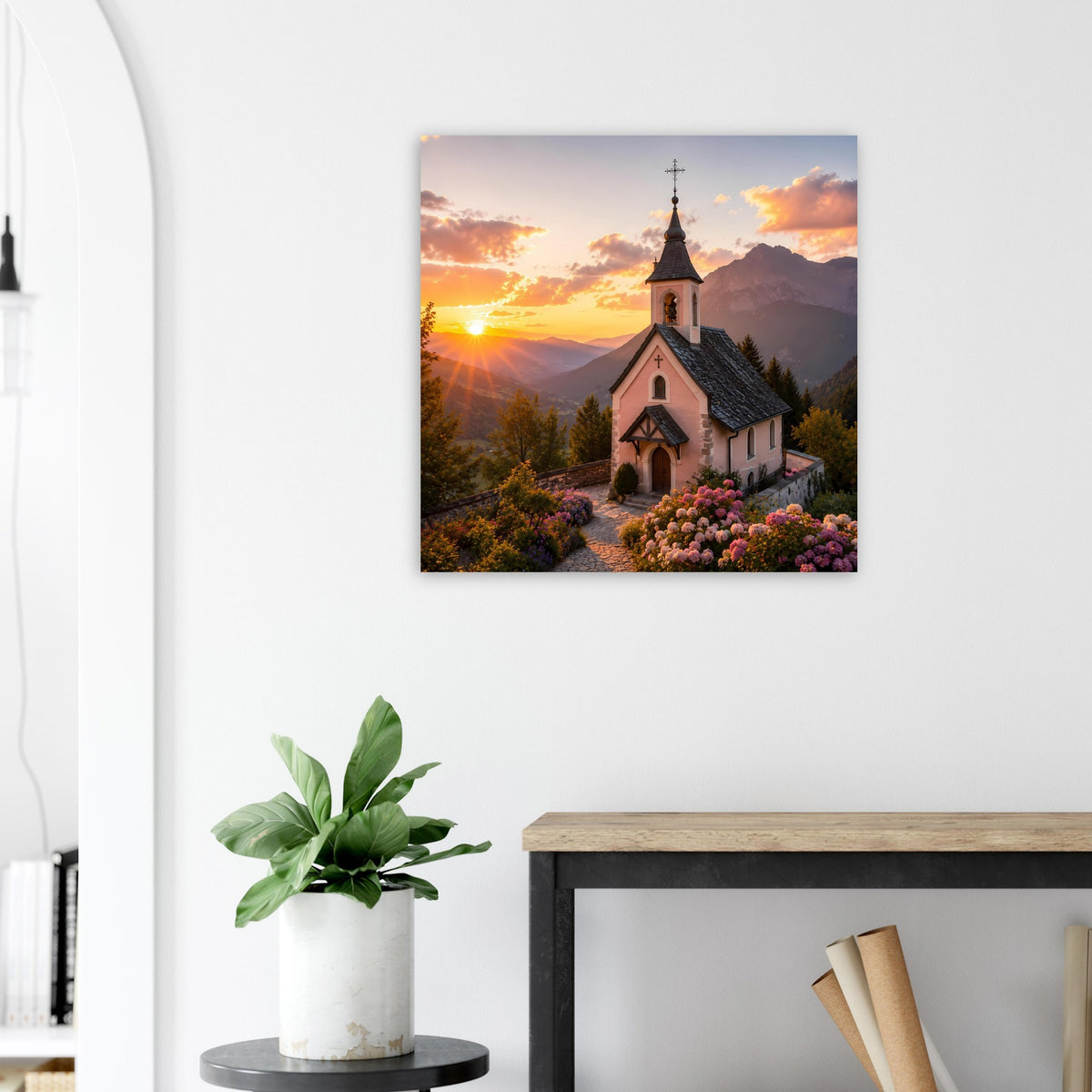 Quadratisches Landschaftsposter: Bergkapelle im Sonnenuntergang vor Bergpanorama