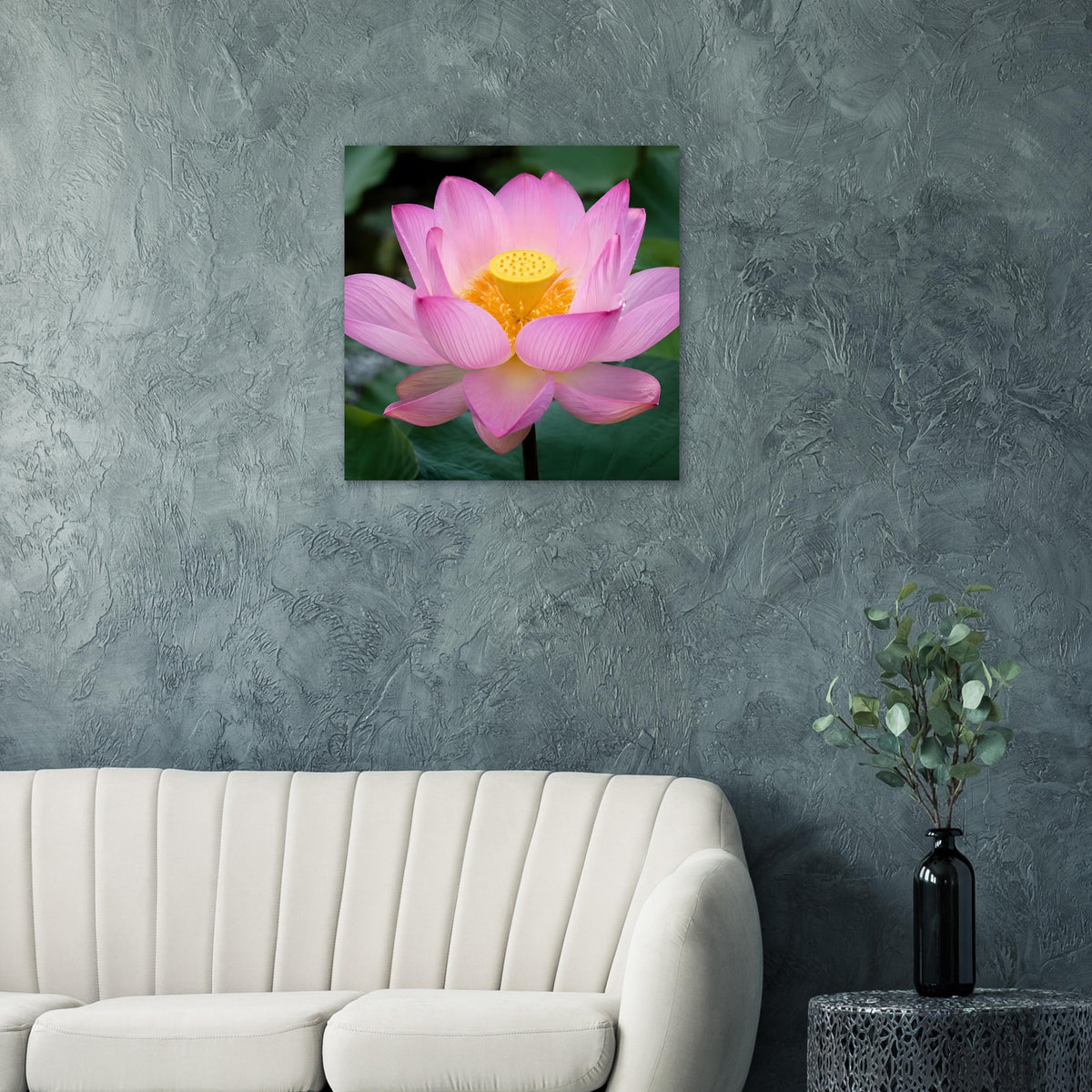 Quadratisches Poster mit rosa Lotusblüte und gelbem Blütenkern, klar und detailreich